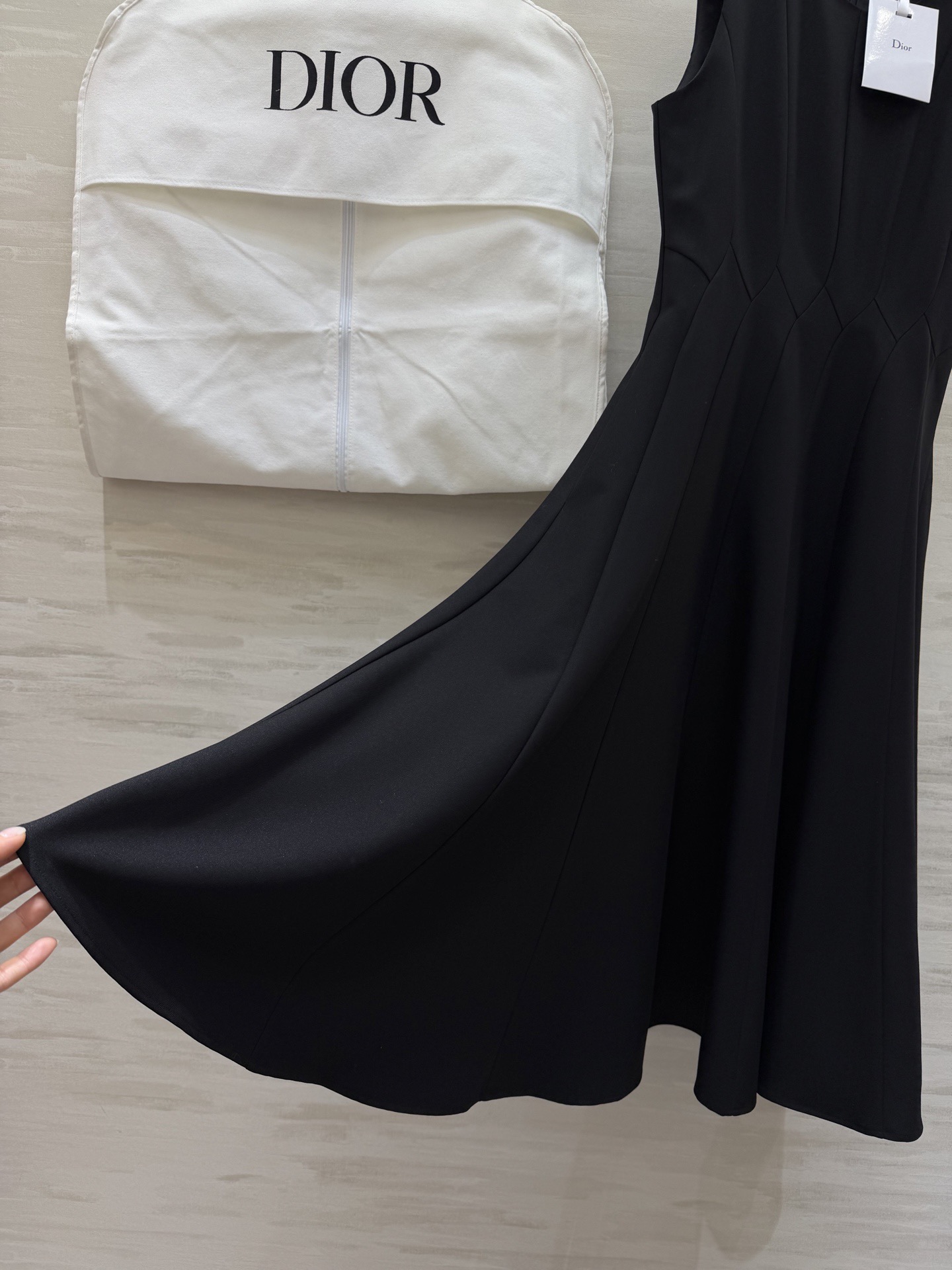 #Dio♡²⁶春夏新款 无袖连衣裙 简约优雅 剪裁精致！腰部分割线设计修饰身形 裙摆自然垂坠 法式气质满