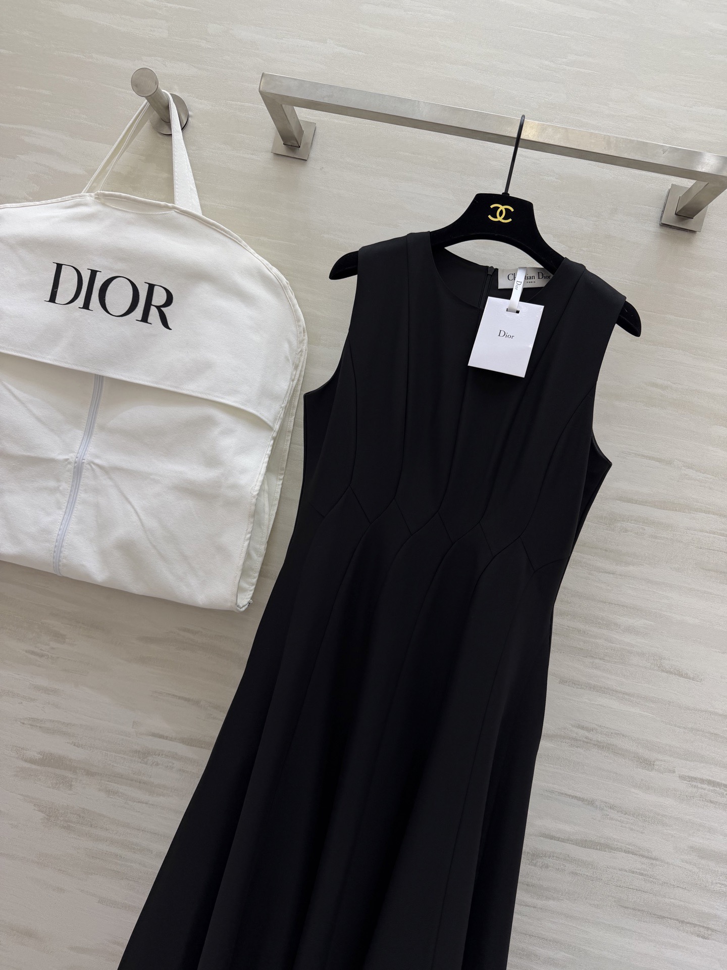 #Dio♡²⁶春夏新款 无袖连衣裙 简约优雅 剪裁精致！腰部分割线设计修饰身形 裙摆自然垂坠 法式气质满