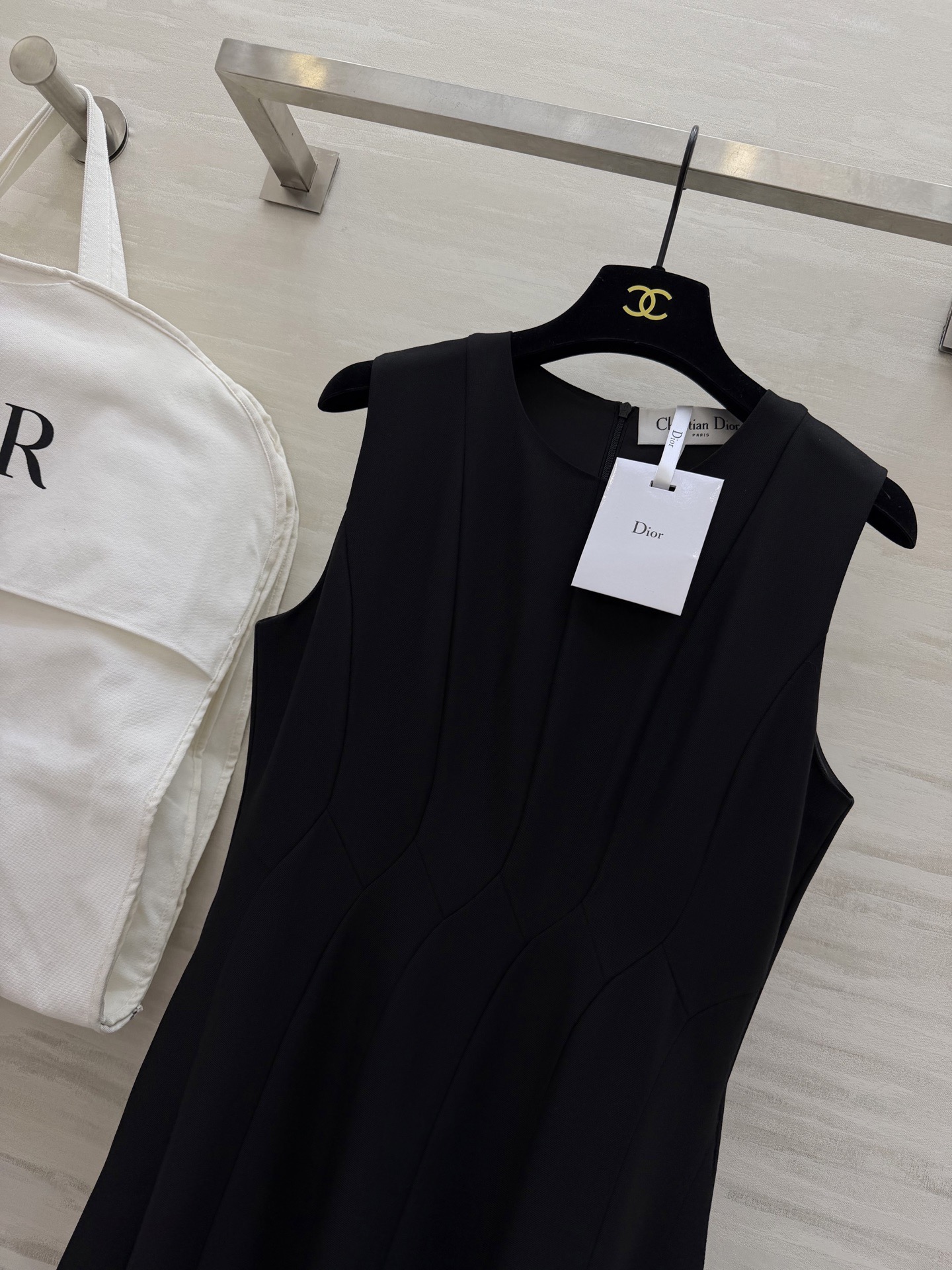 #Dio♡²⁶春夏新款 无袖连衣裙 简约优雅 剪裁精致！腰部分割线设计修饰身形 裙摆自然垂坠 法式气质满