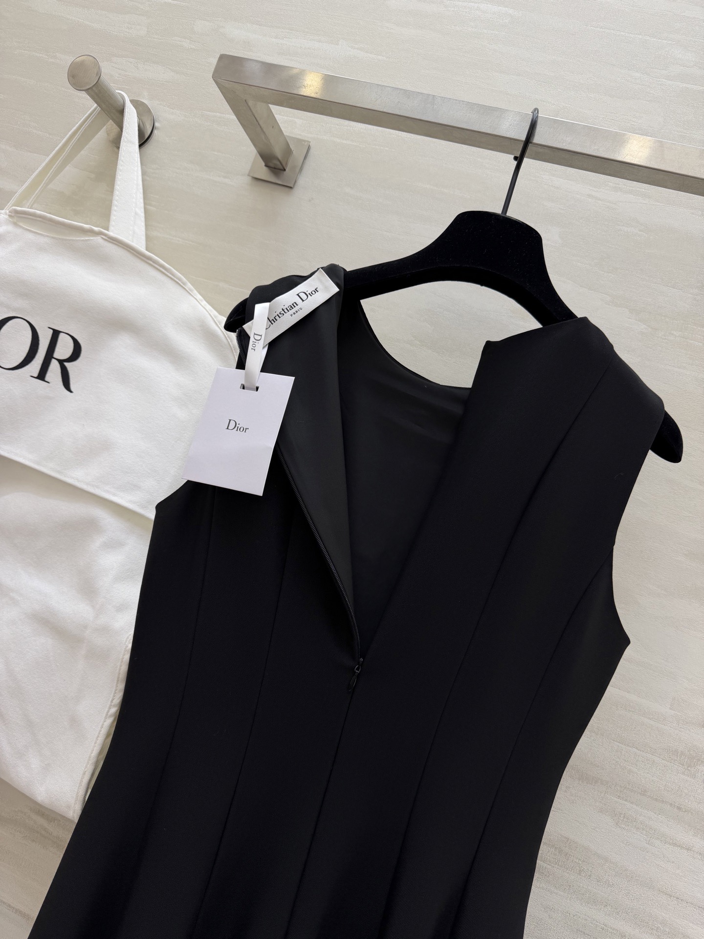 #Dio♡²⁶春夏新款 无袖连衣裙 简约优雅 剪裁精致！腰部分割线设计修饰身形 裙摆自然垂坠 法式气质满