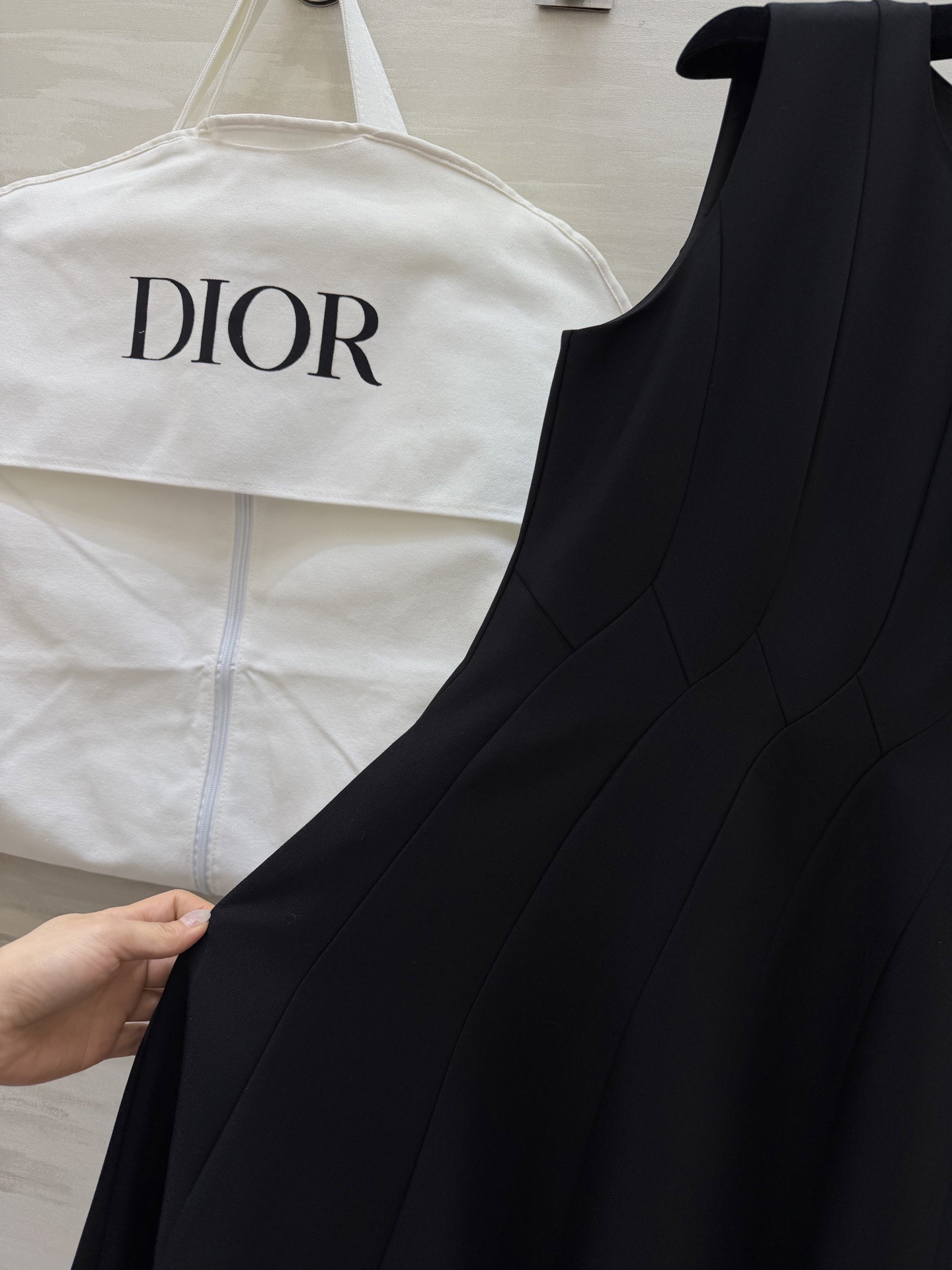 #Dio♡²⁶春夏新款 无袖连衣裙 简约优雅 剪裁精致！腰部分割线设计修饰身形 裙摆自然垂坠 法式气质满