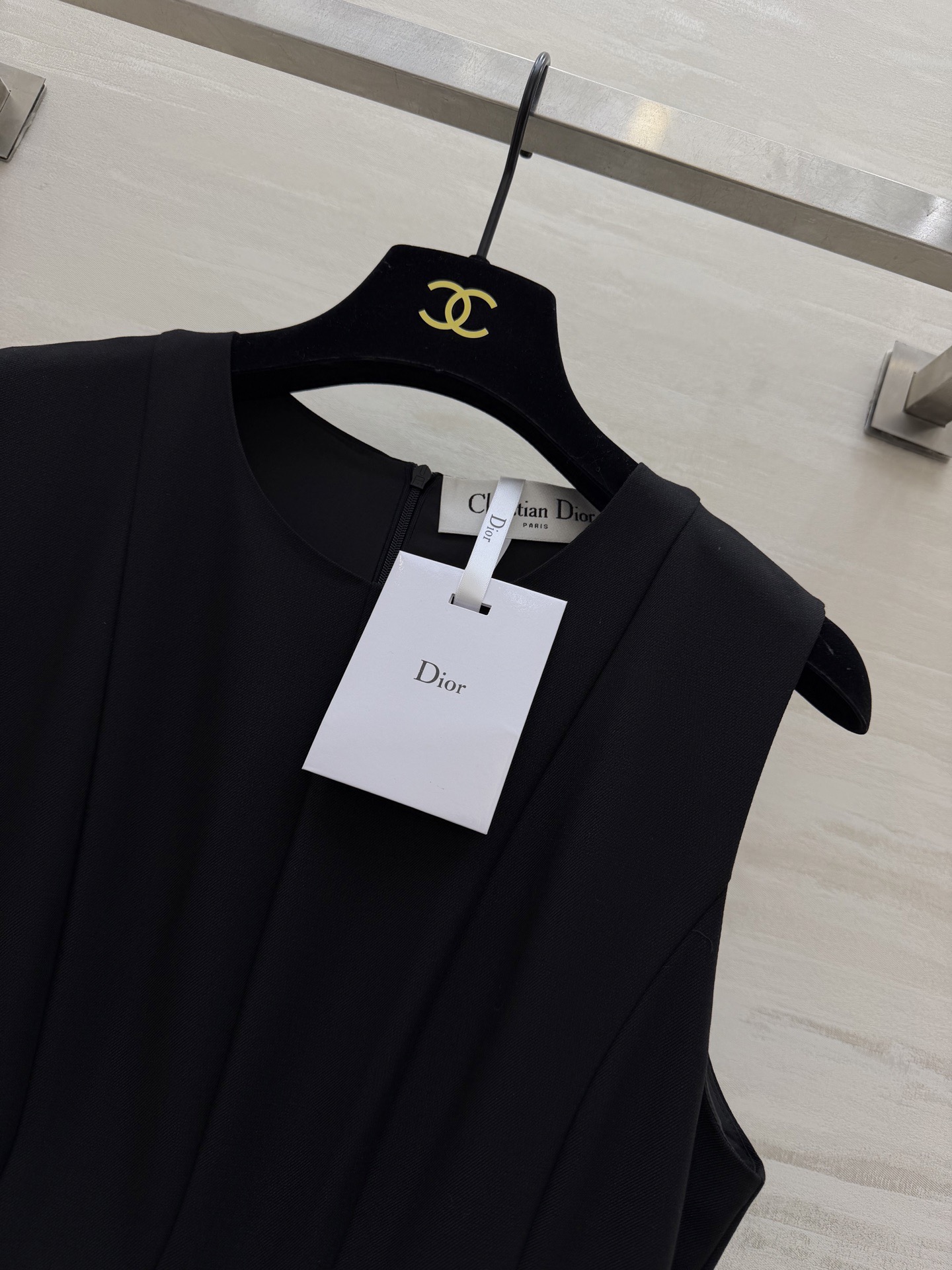 #Dio♡²⁶春夏新款 无袖连衣裙 简约优雅 剪裁精致！腰部分割线设计修饰身形 裙摆自然垂坠 法式气质满