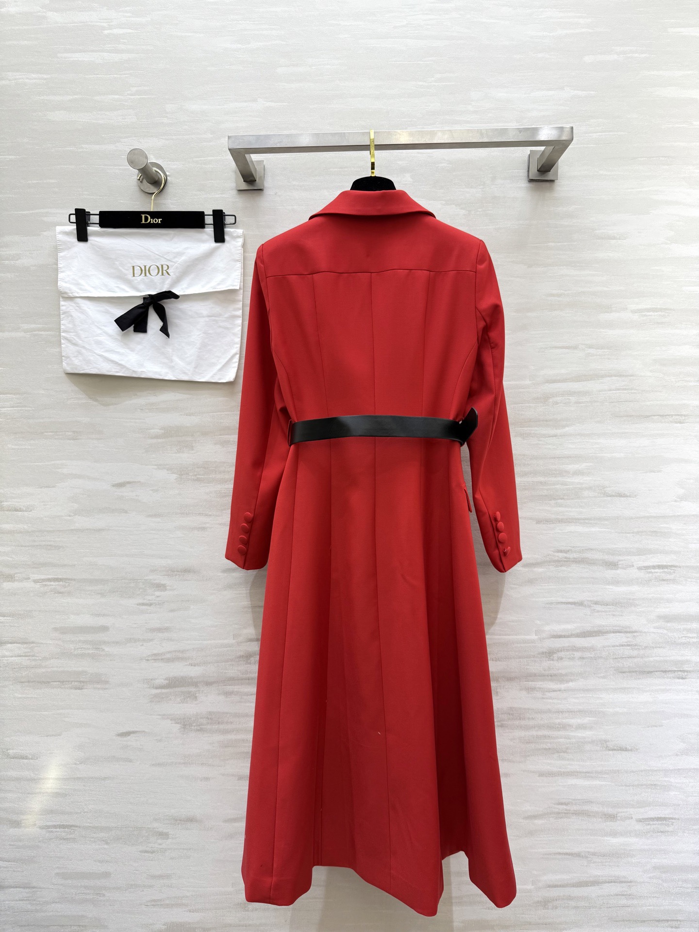 #DIO♡风衣式连衣裙 中长款A字大裙摆设计 优雅又有气场 黑色腰带勾勒腰线 修身显瘦 复古红色超显白 