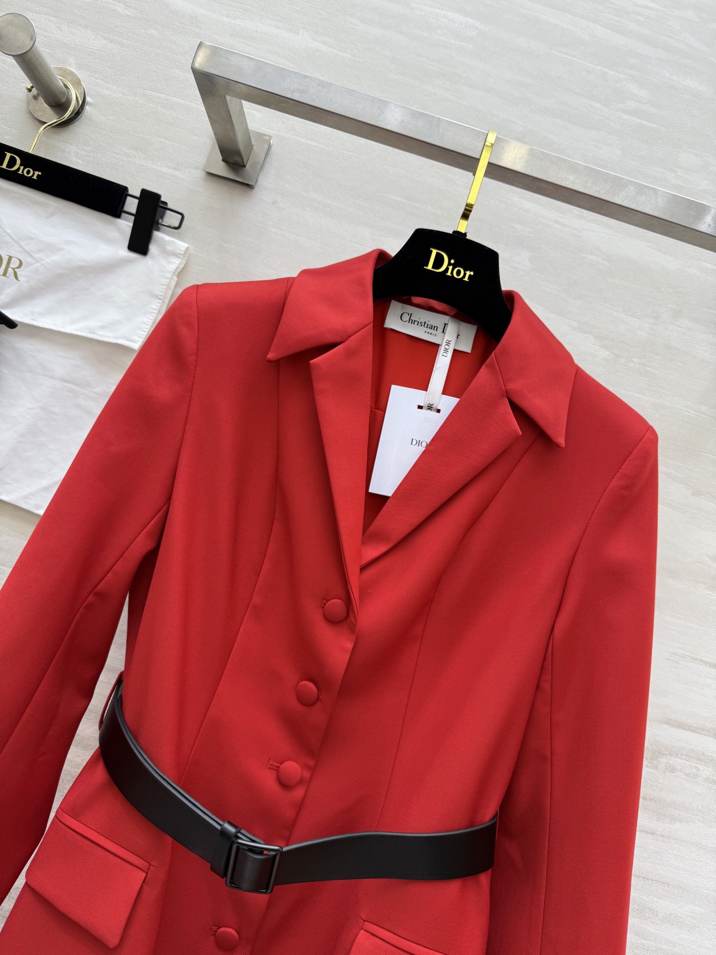 #DIO♡风衣式连衣裙 中长款A字大裙摆设计 优雅又有气场 黑色腰带勾勒腰线 修身显瘦 复古红色超显白 