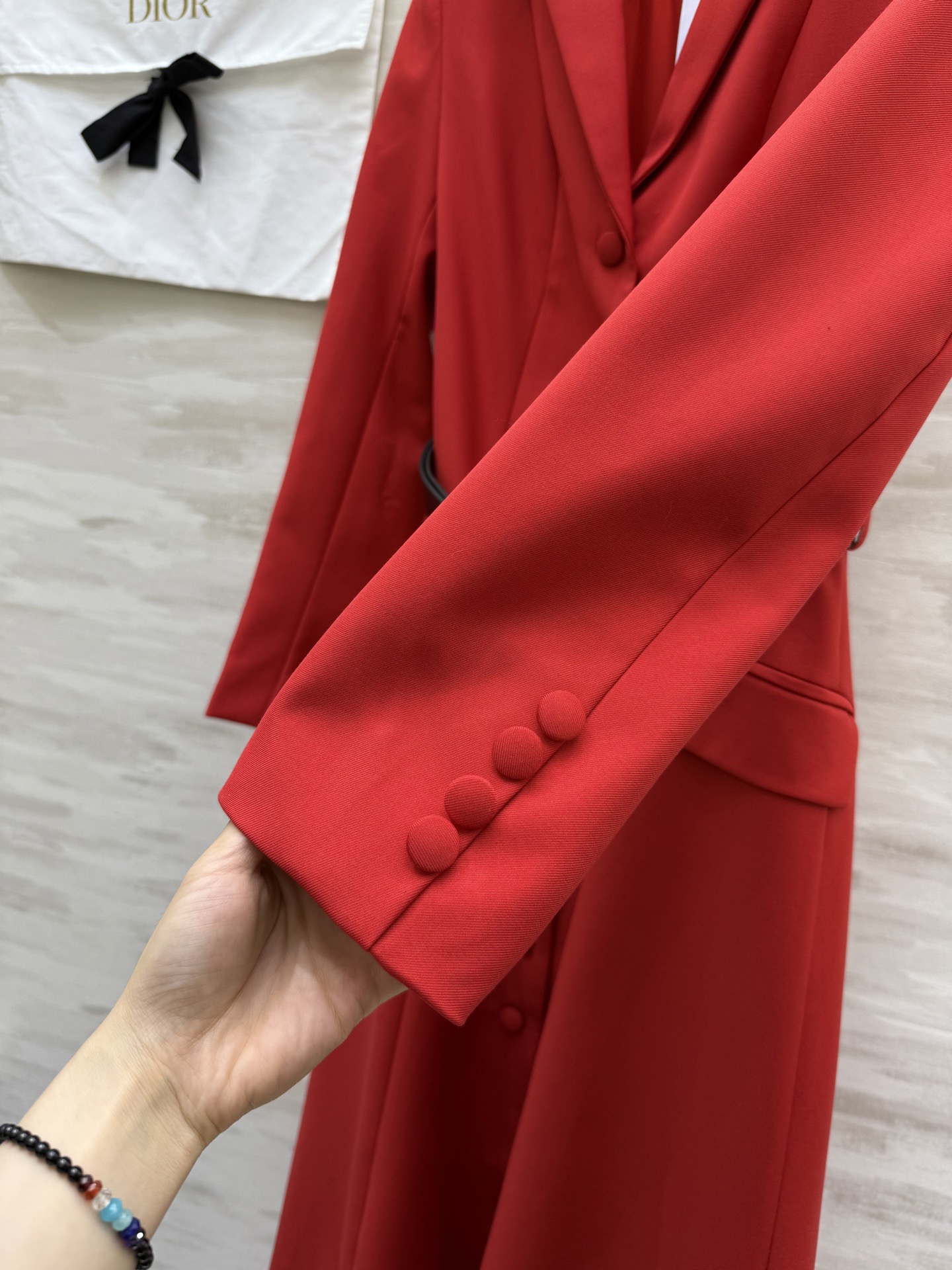 #DIO♡风衣式连衣裙 中长款A字大裙摆设计 优雅又有气场 黑色腰带勾勒腰线 修身显瘦 复古红色超显白 