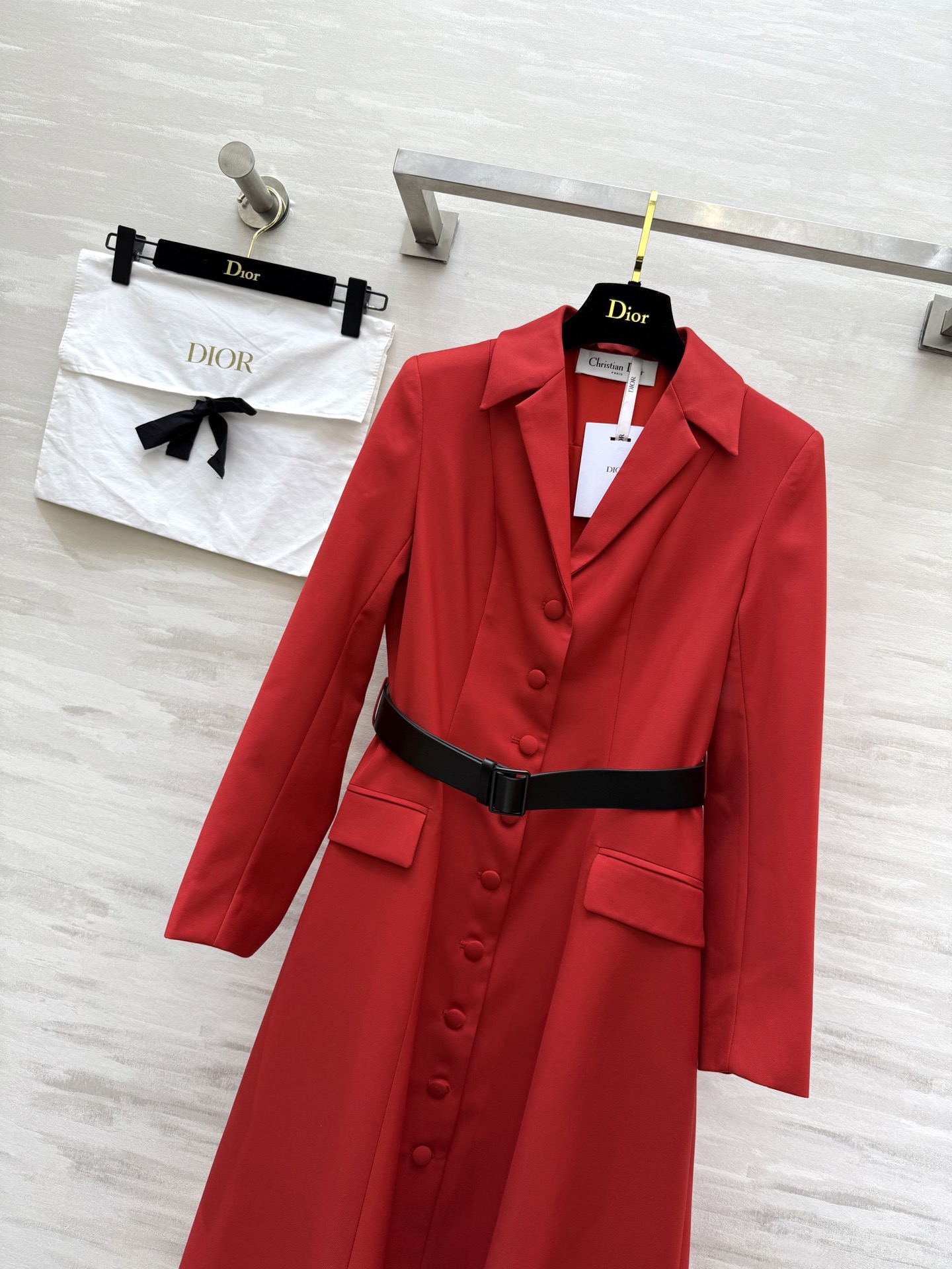 #DIO♡风衣式连衣裙 中长款A字大裙摆设计 优雅又有气场 黑色腰带勾勒腰线 修身显瘦 复古红色超显白 