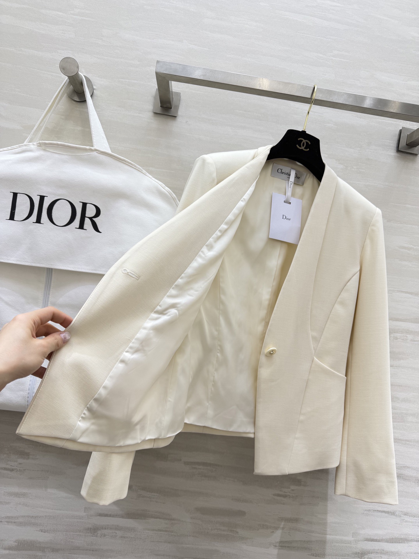 #Dio♡²⁶春夏新款 v领极简西装外套 采用高品质丝毛面料 剪裁利落 简约优雅 无领一粒扣设计 线条流