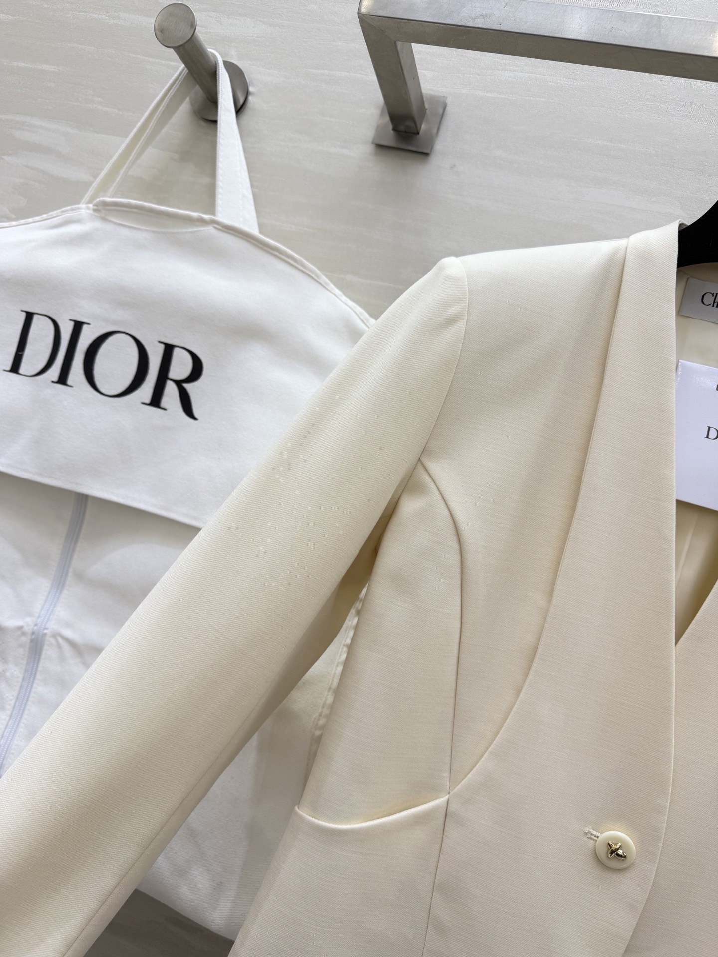 #Dio♡²⁶春夏新款 v领极简西装外套 采用高品质丝毛面料 剪裁利落 简约优雅 无领一粒扣设计 线条流