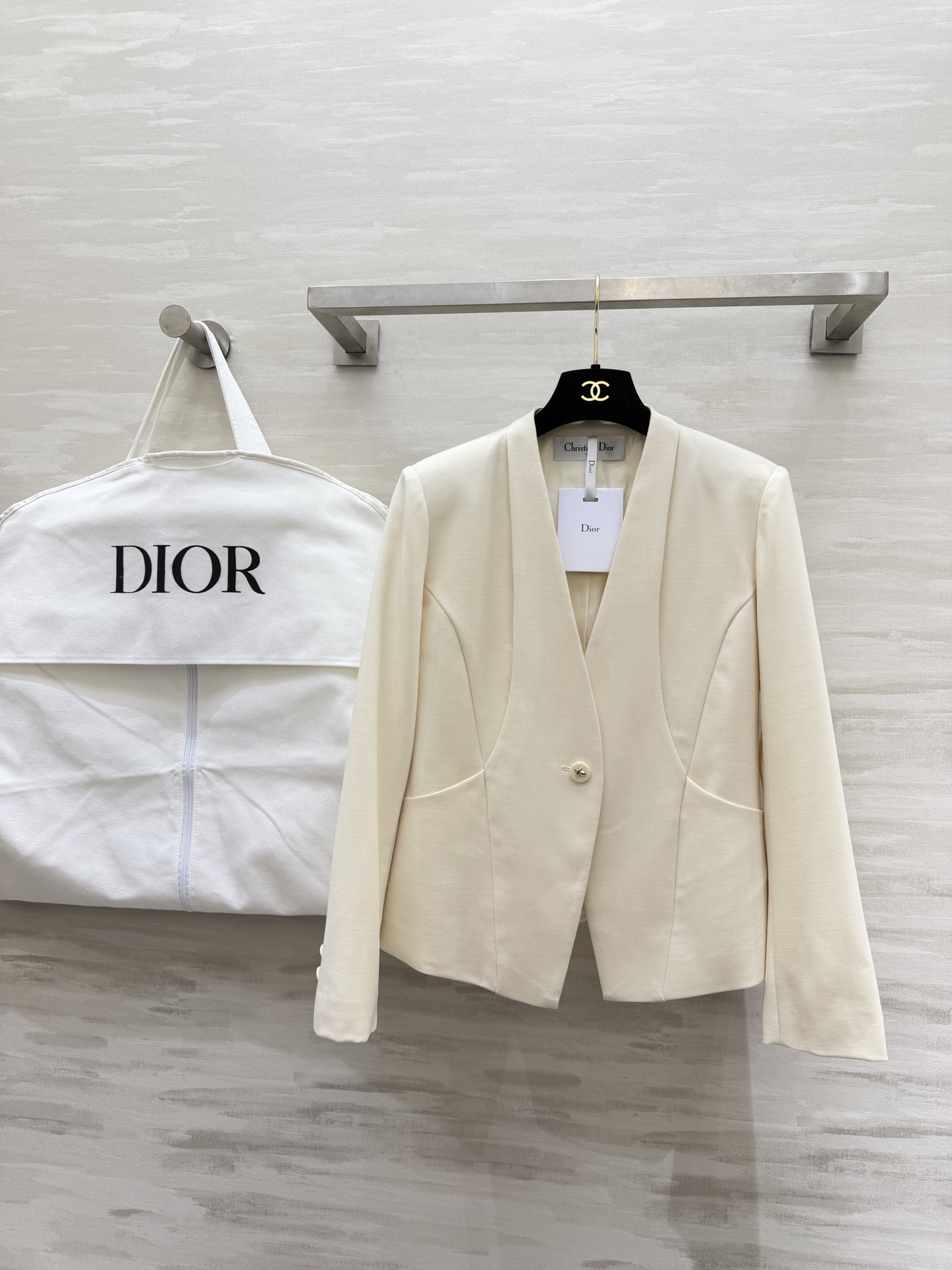 NO:736561,#Dio's new spring and summer style v-neck minimalist suit jacket is made of high-quality silk wool fabric, neatly tailored, simple and elegant, collarless one-button design, smooth lines, slim fit and elegant, the fabric is light and breathable, super comfortable to wear in spring and summer!  It can be easily used in commuting, workplace, and formal occasions!  High-quality customization, available in stock first size S/M/L/XL/XXL (S size bust 86, length 53), dior, jackets & coats, business suit,19860909#Dio春夏新款 v领极简西装外套 采用高品质丝毛面料 剪裁利落 简约优雅 无领一粒扣设计 线条流畅 修身显气质 面料轻盈透气 春夏穿超舒服！通勤、职场、正式场合都能轻松驾驭！高品质定制 现货首发sizeS/M/L/XL/XXL（s码胸围86,衣长53）,,dior,jackets & coats,business suit,,Women's clothing