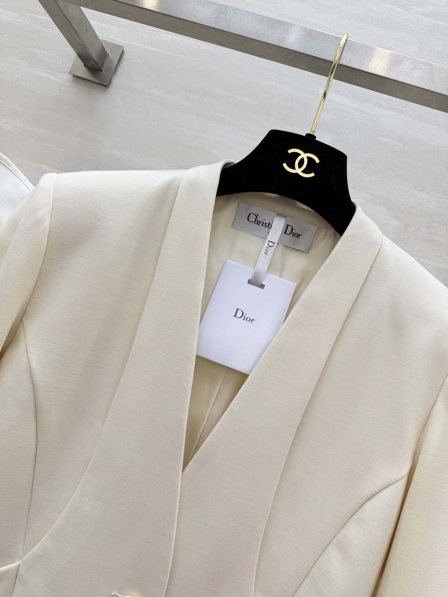 #Dio♡²⁶春夏新款 v领极简西装外套 采用高品质丝毛面料 剪裁利落 简约优雅 无领一粒扣设计 线条流