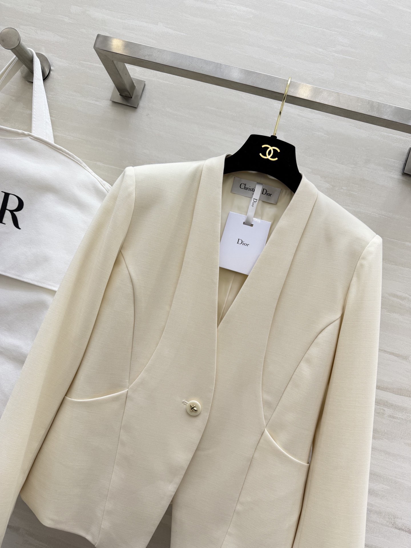 #Dio♡²⁶春夏新款 v领极简西装外套 采用高品质丝毛面料 剪裁利落 简约优雅 无领一粒扣设计 线条流