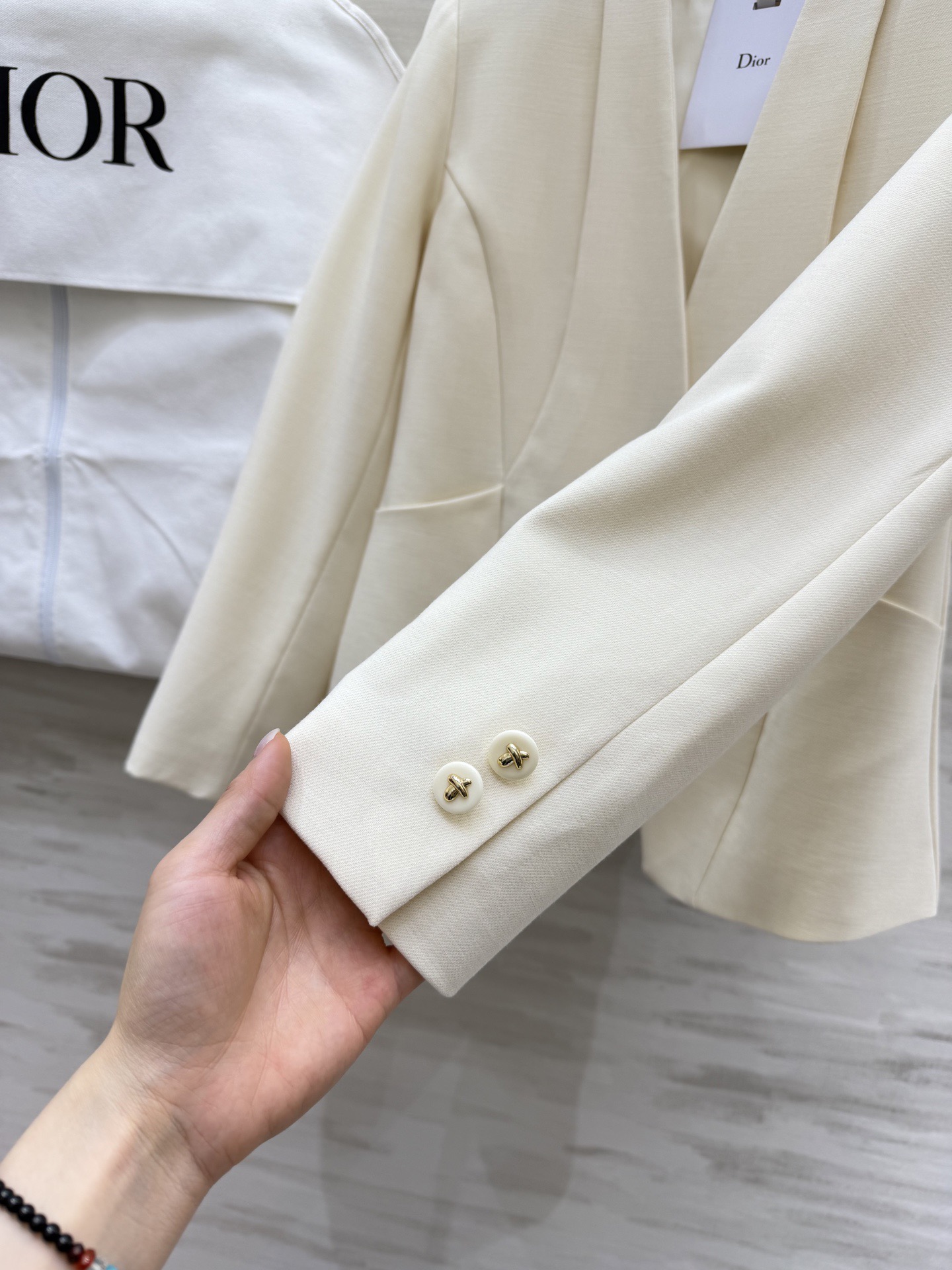 #Dio♡²⁶春夏新款 v领极简西装外套 采用高品质丝毛面料 剪裁利落 简约优雅 无领一粒扣设计 线条流