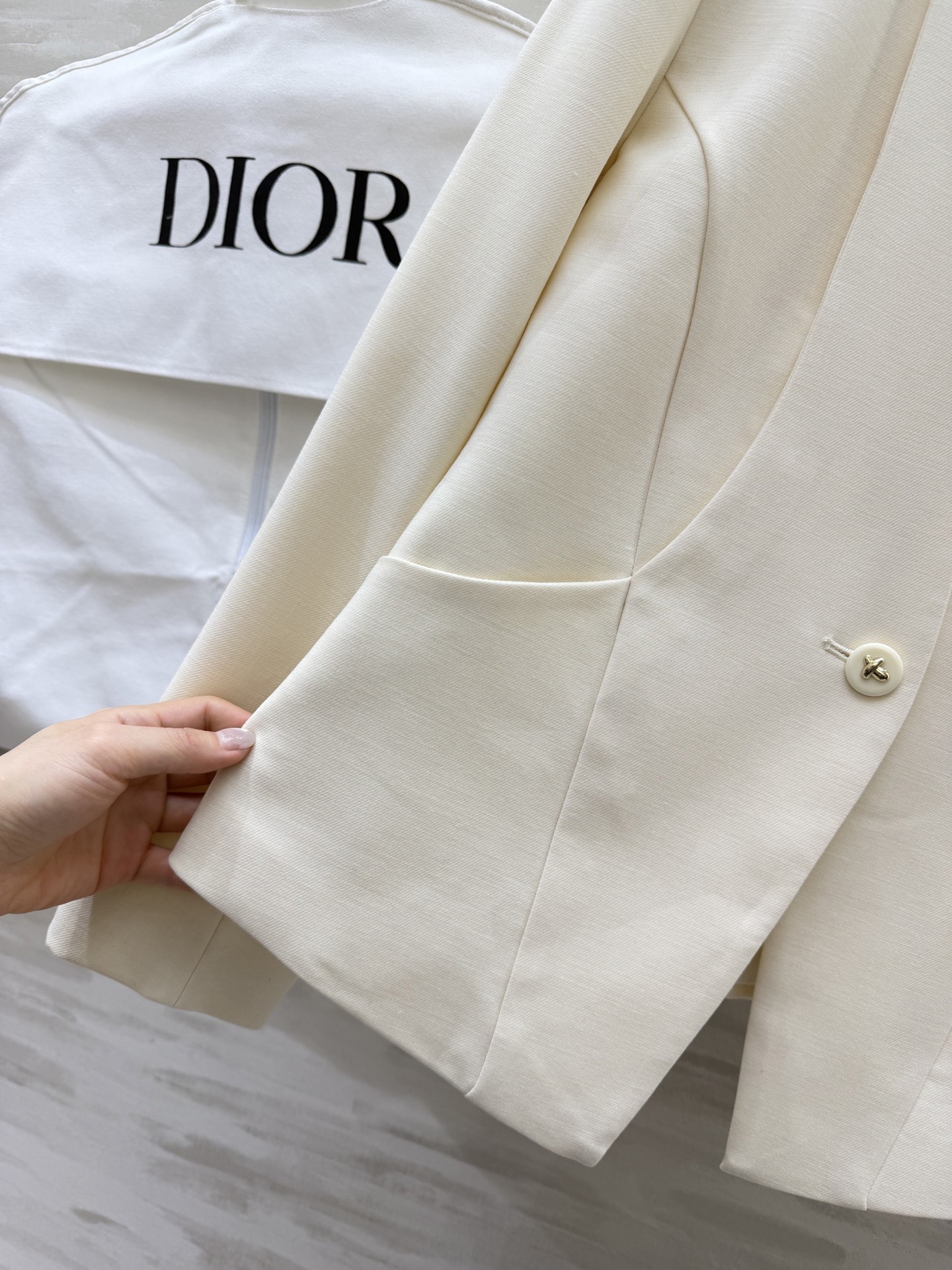 #Dio♡²⁶春夏新款 v领极简西装外套 采用高品质丝毛面料 剪裁利落 简约优雅 无领一粒扣设计 线条流