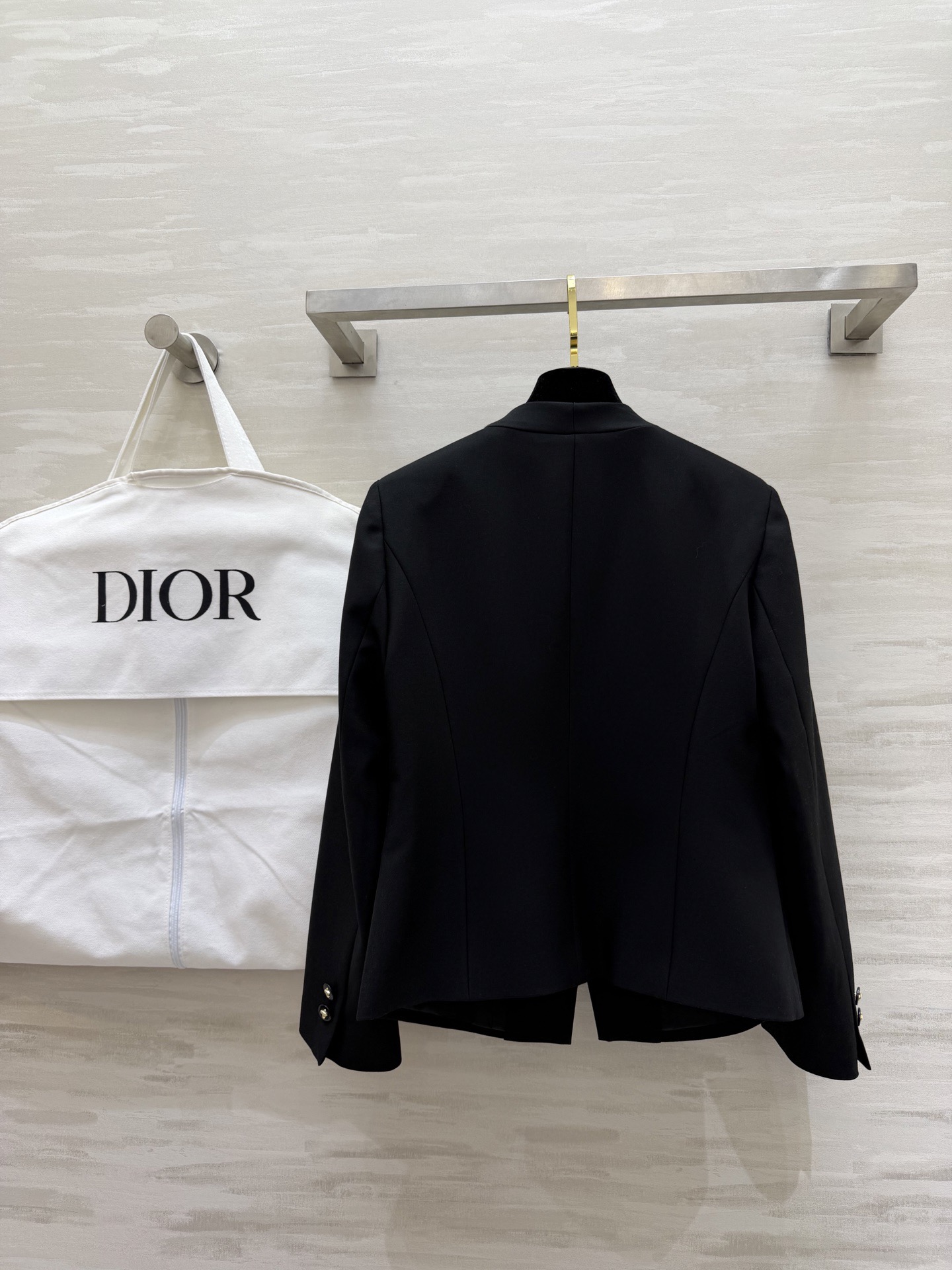 #Dio♡²⁶春夏新款 v领极简西装外套 采用高品质丝毛面料 剪裁利落 简约优雅 无领一粒扣设计 线条流