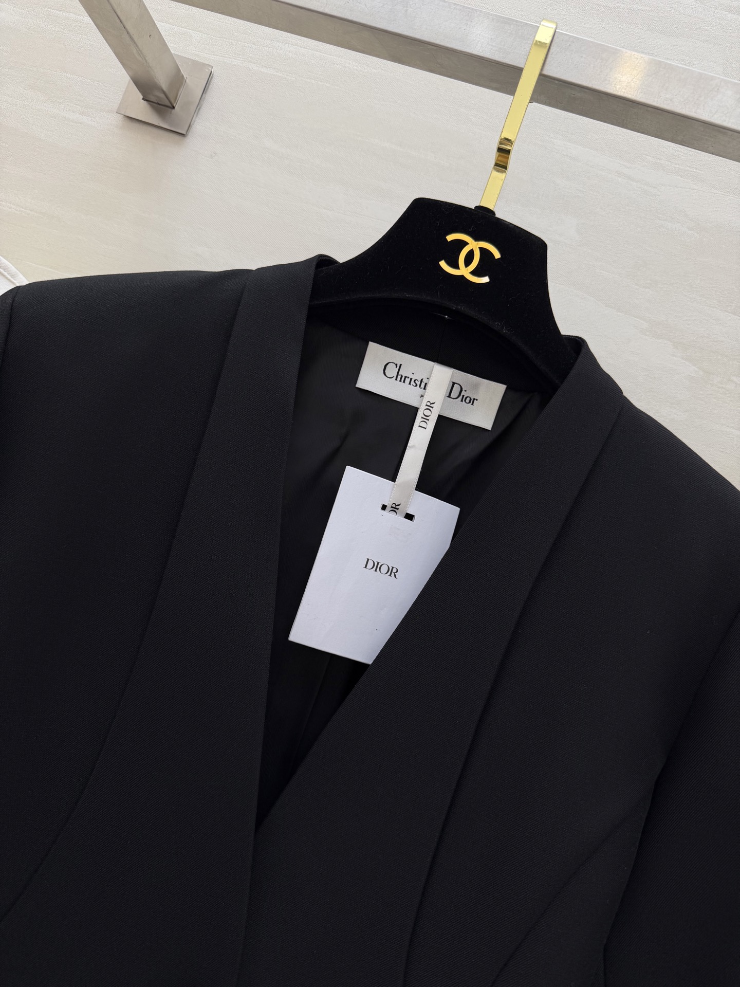 #Dio♡²⁶春夏新款 v领极简西装外套 采用高品质丝毛面料 剪裁利落 简约优雅 无领一粒扣设计 线条流