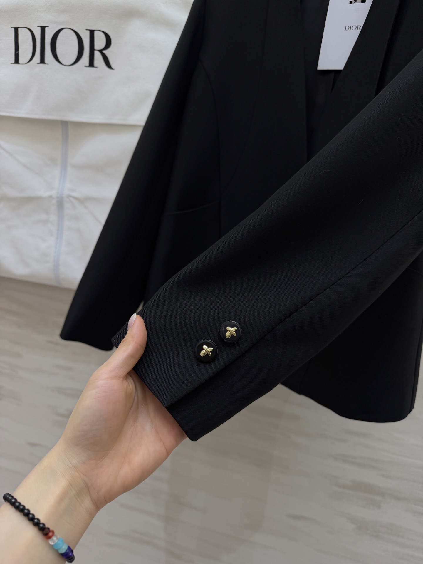 #Dio♡²⁶春夏新款 v领极简西装外套 采用高品质丝毛面料 剪裁利落 简约优雅 无领一粒扣设计 线条流