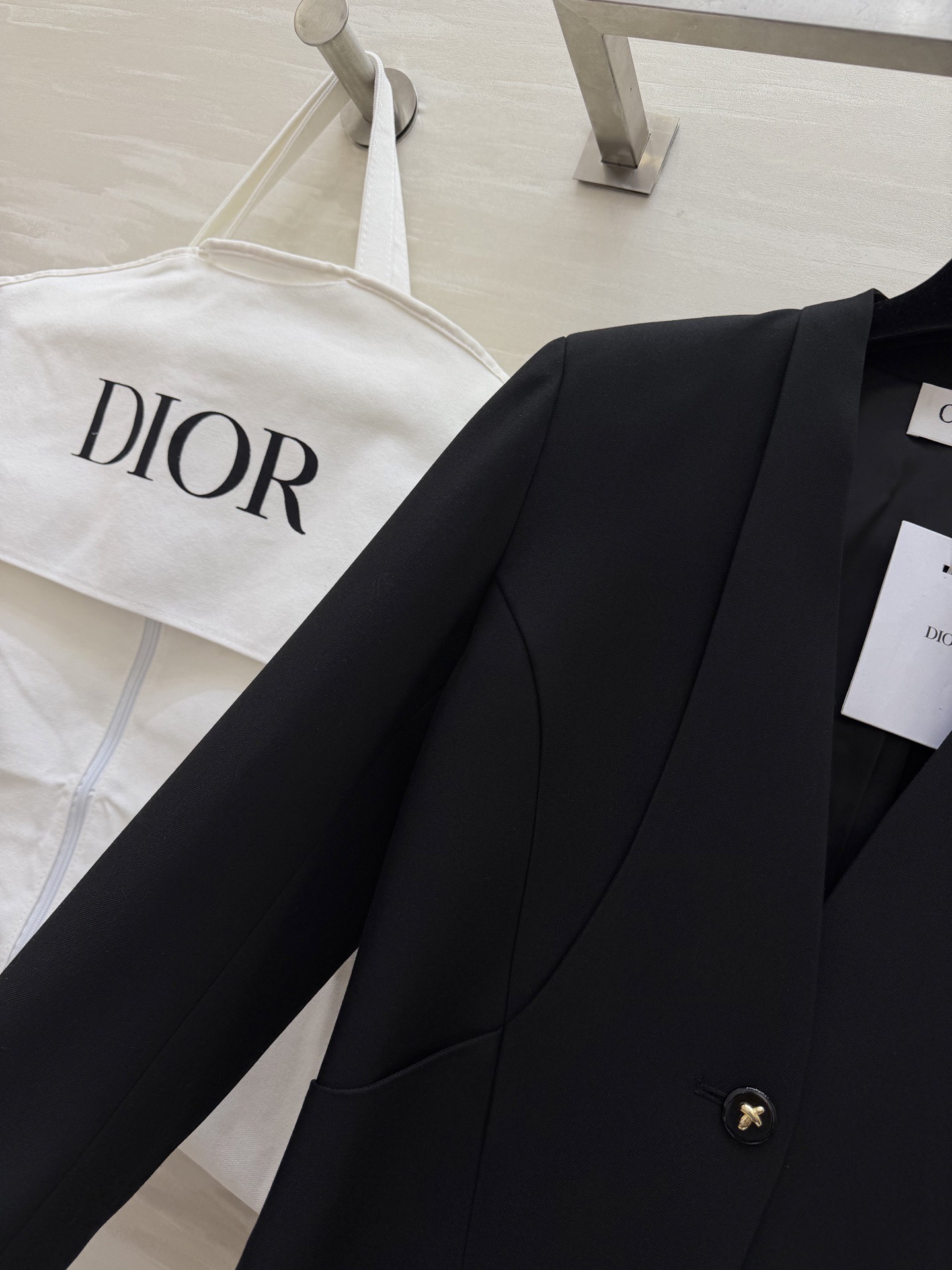 #Dio♡²⁶春夏新款 v领极简西装外套 采用高品质丝毛面料 剪裁利落 简约优雅 无领一粒扣设计 线条流