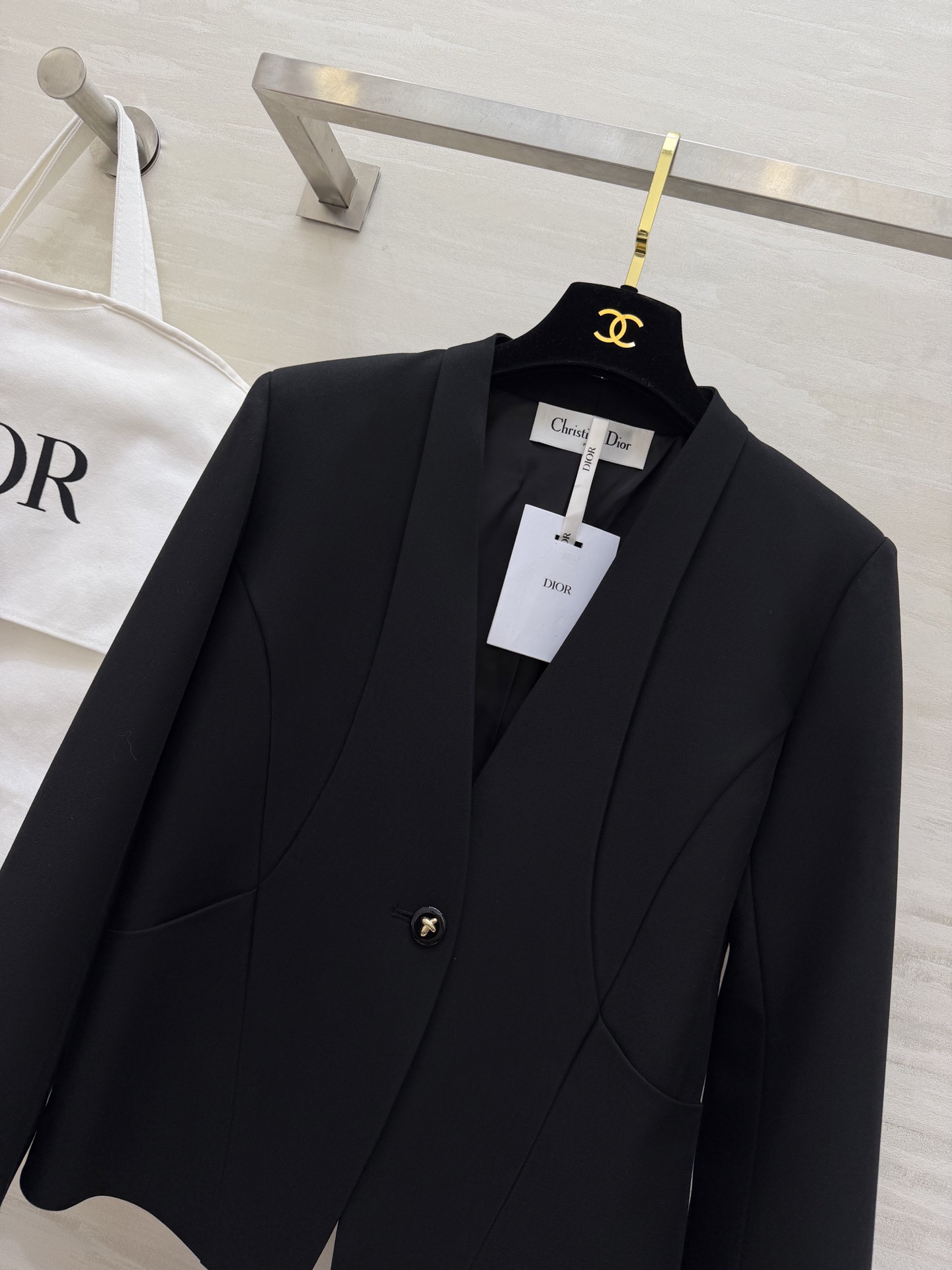 #Dio♡²⁶春夏新款 v领极简西装外套 采用高品质丝毛面料 剪裁利落 简约优雅 无领一粒扣设计 线条流