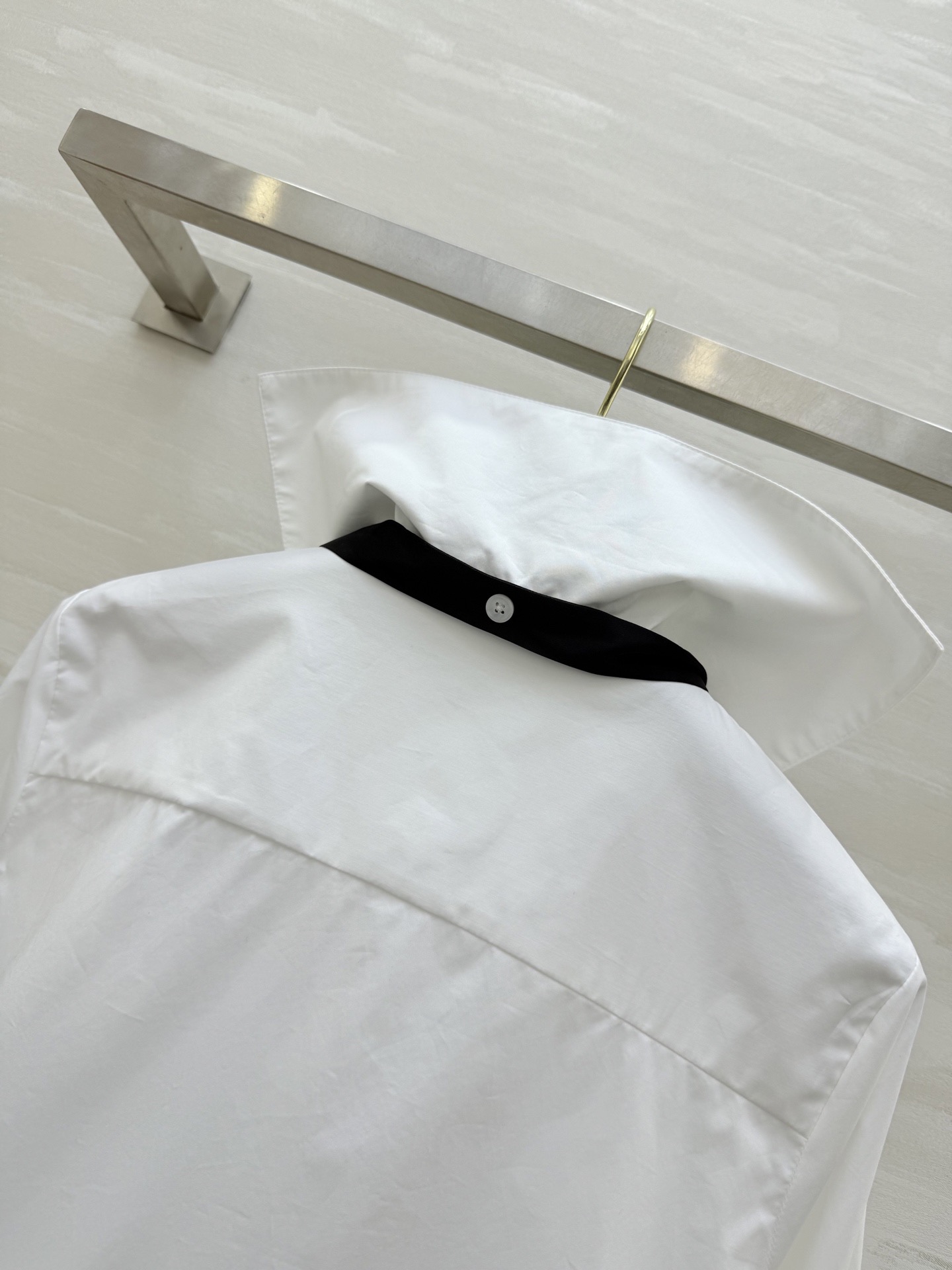 #PORTS²⁶新款 1961白衬衣 采用府绸棉 质感挺括不易皱 职场通勤超适合！领口黑色飘带设计灵感来