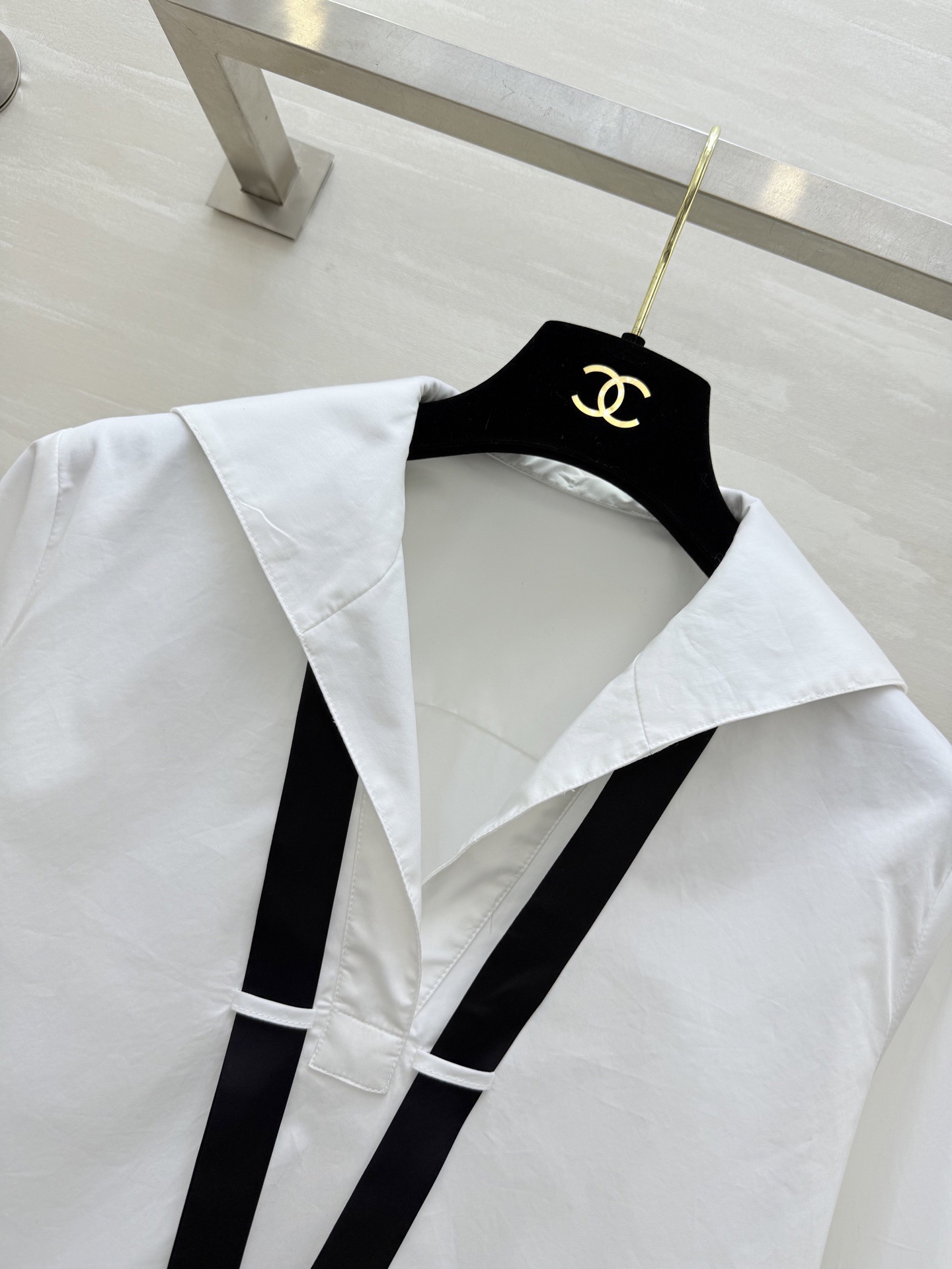 #PORTS²⁶新款 1961白衬衣 采用府绸棉 质感挺括不易皱 职场通勤超适合！领口黑色飘带设计灵感来