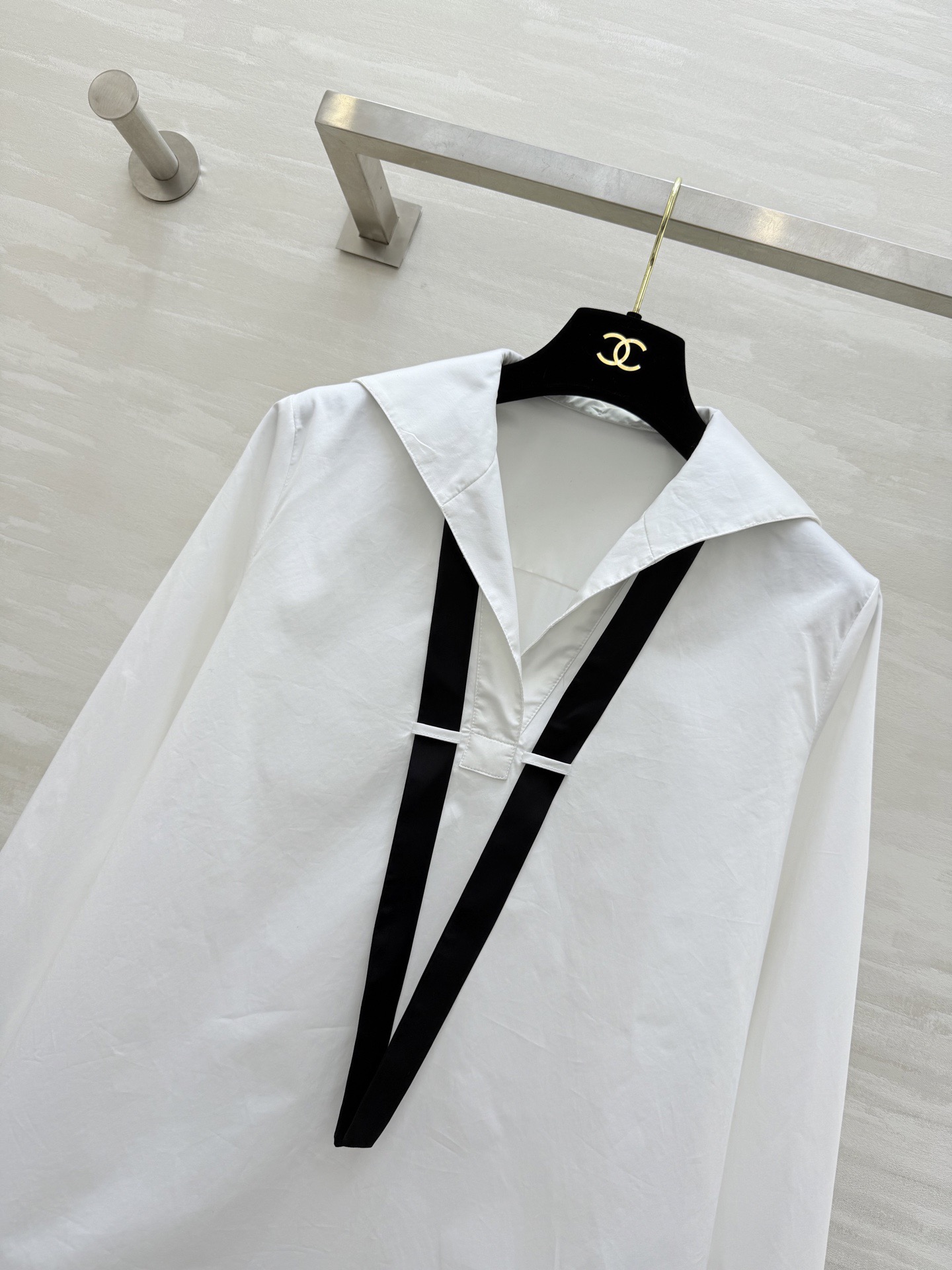 #PORTS²⁶新款 1961白衬衣 采用府绸棉 质感挺括不易皱 职场通勤超适合！领口黑色飘带设计灵感来