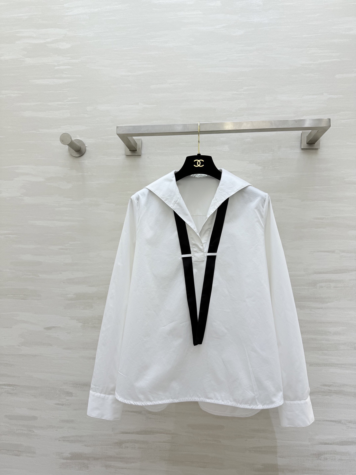 NO:736573,#PORTS's new 1961 white shirt is made of poplin cotton. It has a crisp texture and is not easy to wrinkle. It is perfect for workplace commuting! The black ribbon design on the neckline is inspired by nautical elements. The details are perfect without being ostentatious. The slim fit is matched with high-waisted trousers or skirts. It is easy to achieve a smart and elegant temperament. Victoria Victoria and Shen Mengchen have the same style! A must-have for smart and beautiful outfits. Highly recommended for working girls! High-quality customization, available in stock first size S/M/L (shoulder width M size 38, bust 100, length 62-67),,skirts,19860909#PORTS新款 1961白衬衣 采用府绸棉 质感挺括不易皱 职场通勤超适合！领口黑色飘带设计灵感来自航海元素 细节满分又不张扬 修身剪裁搭配高腰西裤或半裙 干练优雅气质轻松拿捏 宋茜、沈梦辰同款！智性美穿搭必备 职场女生强烈推荐！高品质定制 现货首发sizeS/M/L（M码肩宽38,胸围100,衣长62-67）,,skirts,,Women's clothing