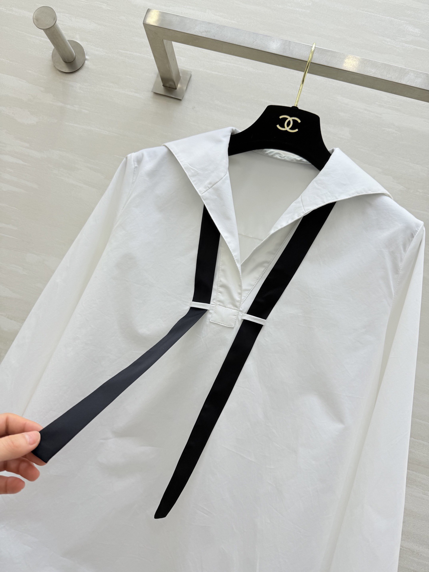 #PORTS²⁶新款 1961白衬衣 采用府绸棉 质感挺括不易皱 职场通勤超适合！领口黑色飘带设计灵感来