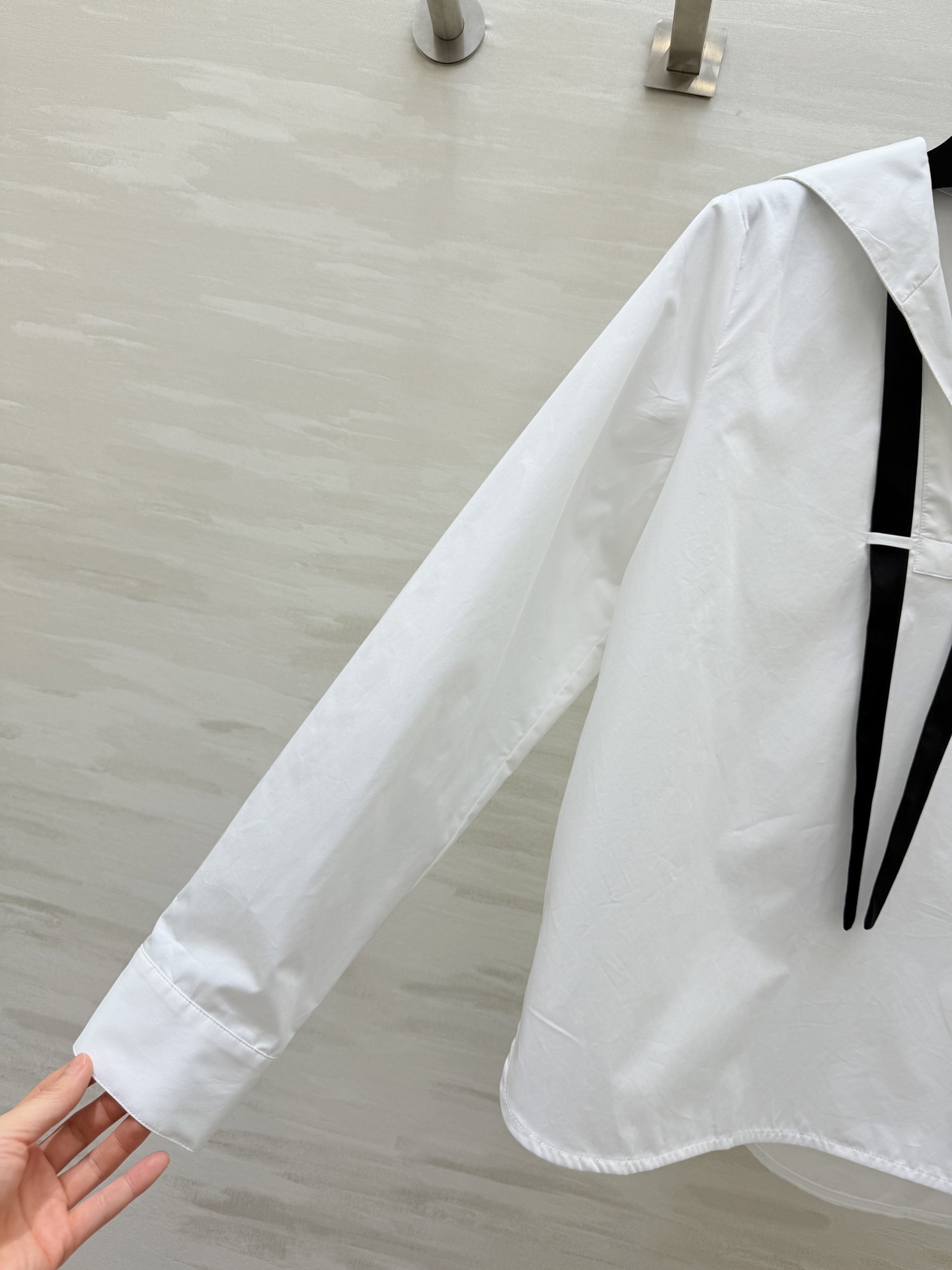 #PORTS²⁶新款 1961白衬衣 采用府绸棉 质感挺括不易皱 职场通勤超适合！领口黑色飘带设计灵感来