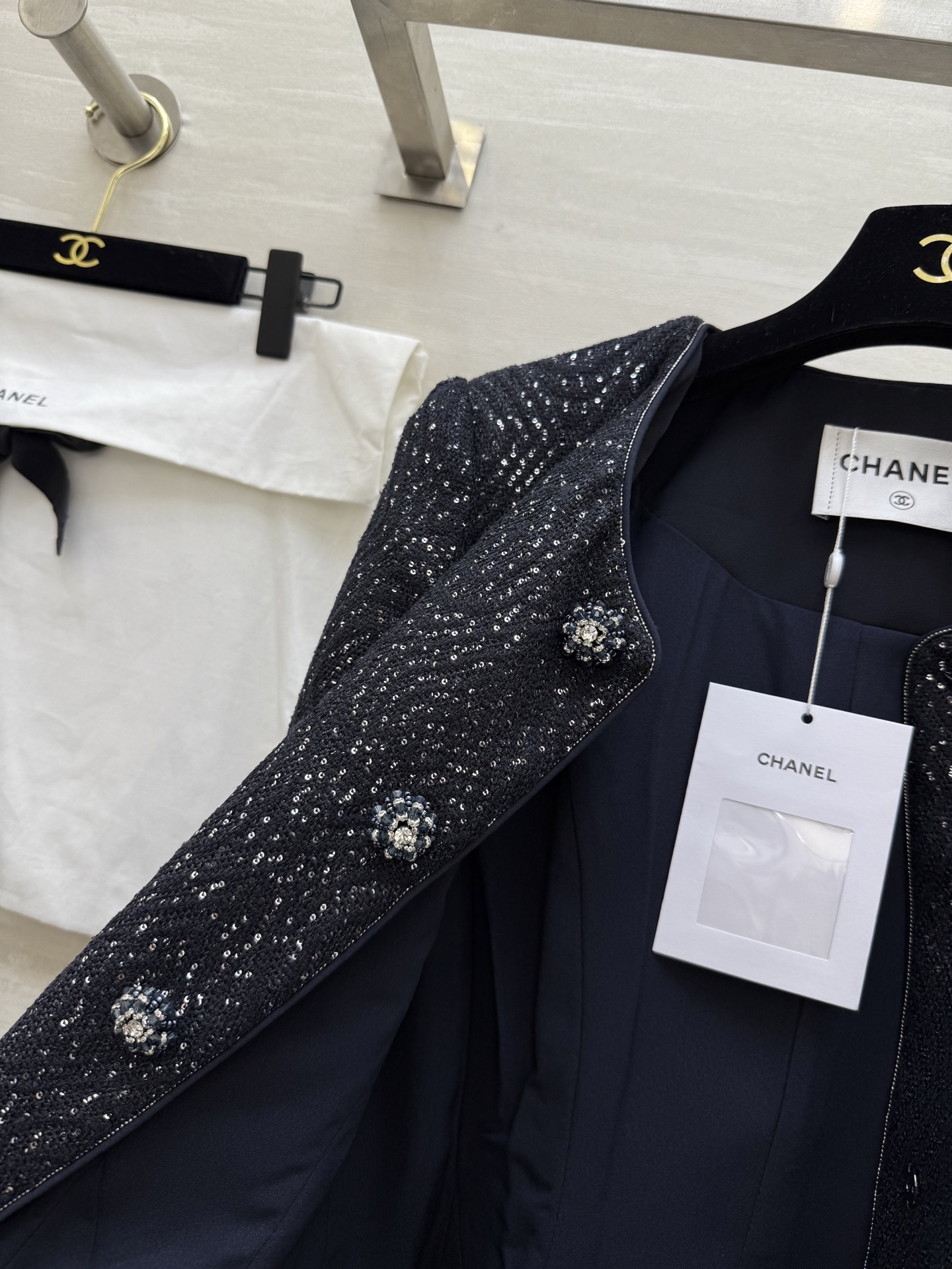 #Chane♡²⁶亮片编织花呢外套 经典圆领 三颗精致纽扣优雅高级 黑色底布配细密亮片 低调闪耀像暗夜星