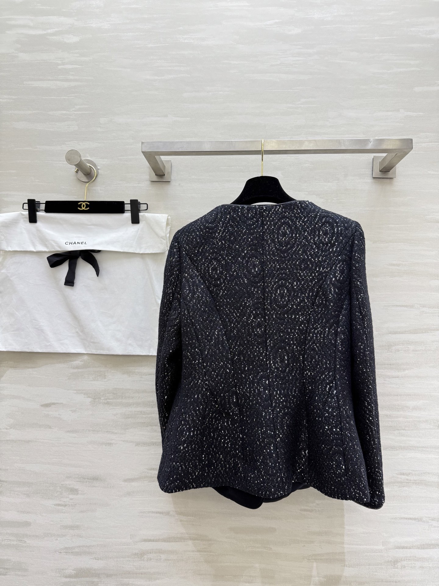 #Chane♡²⁶亮片编织花呢外套 经典圆领 三颗精致纽扣优雅高级 黑色底布配细密亮片 低调闪耀像暗夜星