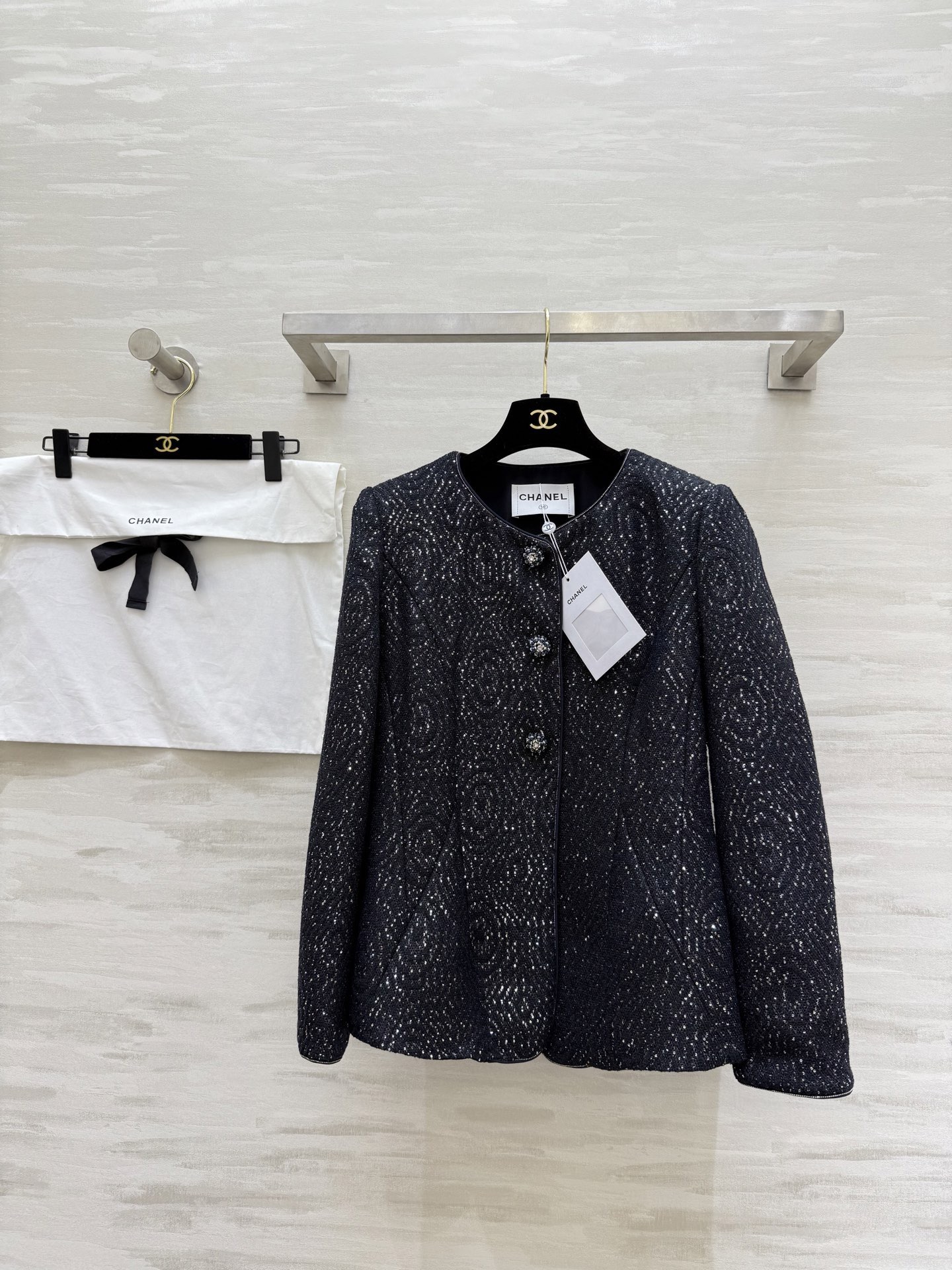 NO:736580,#Chane sequin woven tweed jacket, classic round neck, three exquisite buttons, elegant and high-end, black base fabric with fine sequins, low-key sparkle as charming as the dark night starry sky, wool blend material, neat tailoring, waist design to modify the body shape, high quality customization, available in stock, sizeS/M/L/XL (shoulder width 37, bust 92, length 63 for size M),,chanel,jackets & coats,19860909#Chane亮片编织花呢外套 经典圆领 三颗精致纽扣优雅高级 黑色底布配细密亮片 低调闪耀像暗夜星空般迷人 羊毛混纺材质 剪裁利落,来收腰设计修饰身形 高品质定制 现货首发sizeS/M/L/XL（M码肩宽37,胸围92,衣长63）,,chanel,jackets & coats,,Women's clothing