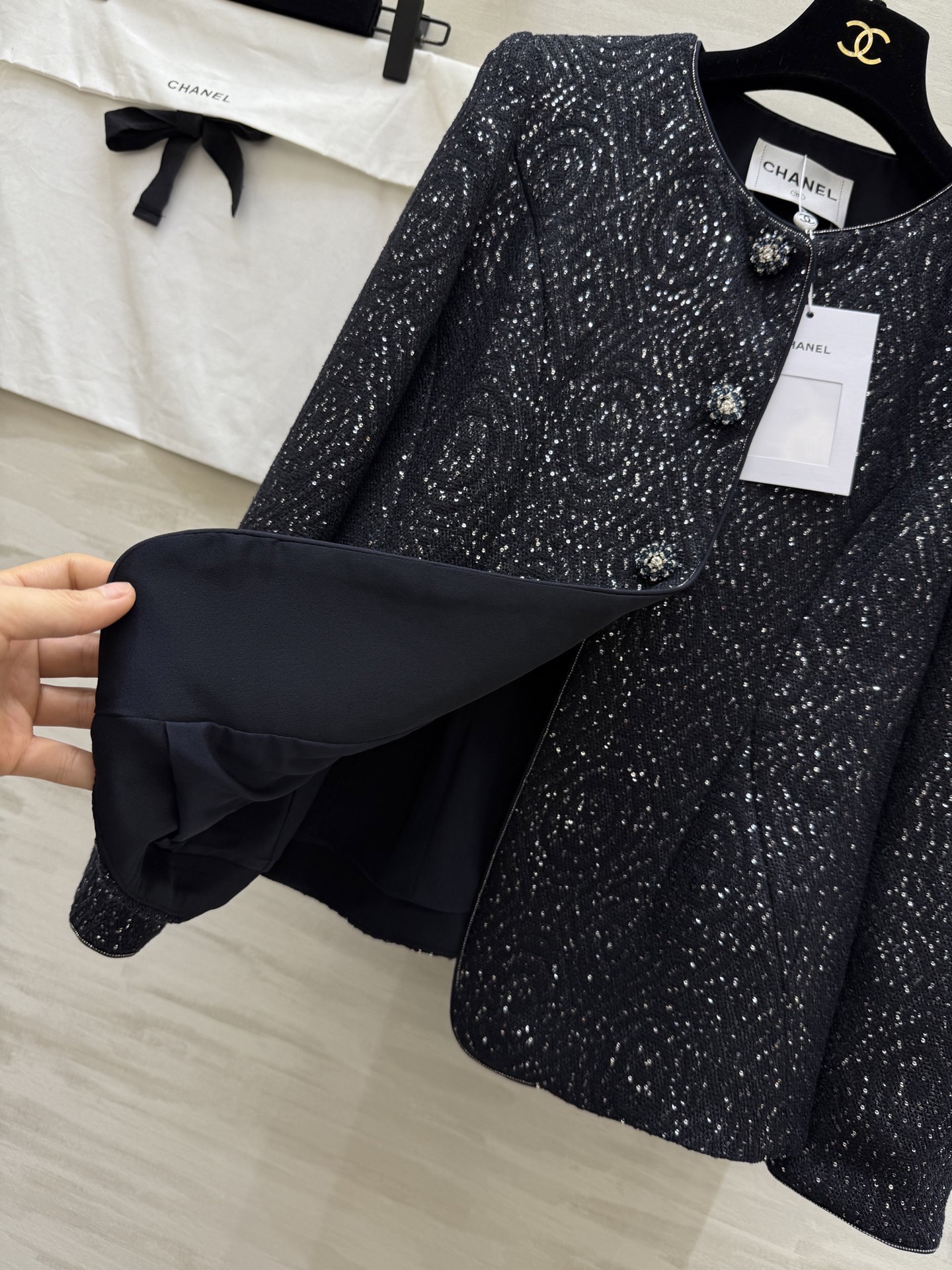 #Chane♡²⁶亮片编织花呢外套 经典圆领 三颗精致纽扣优雅高级 黑色底布配细密亮片 低调闪耀像暗夜星