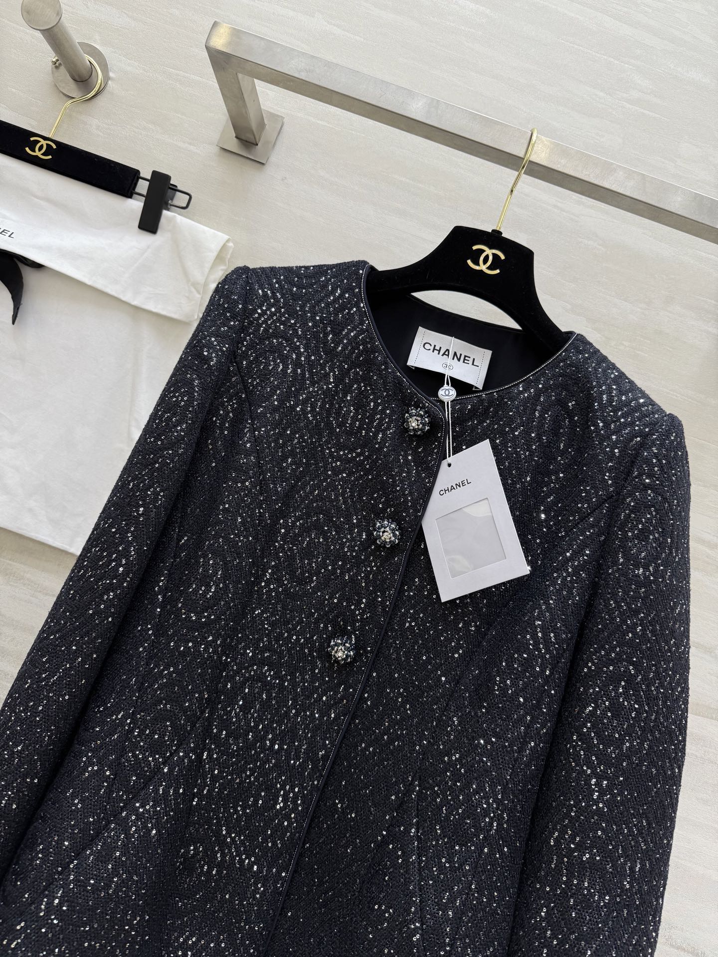#Chane♡²⁶亮片编织花呢外套 经典圆领 三颗精致纽扣优雅高级 黑色底布配细密亮片 低调闪耀像暗夜星