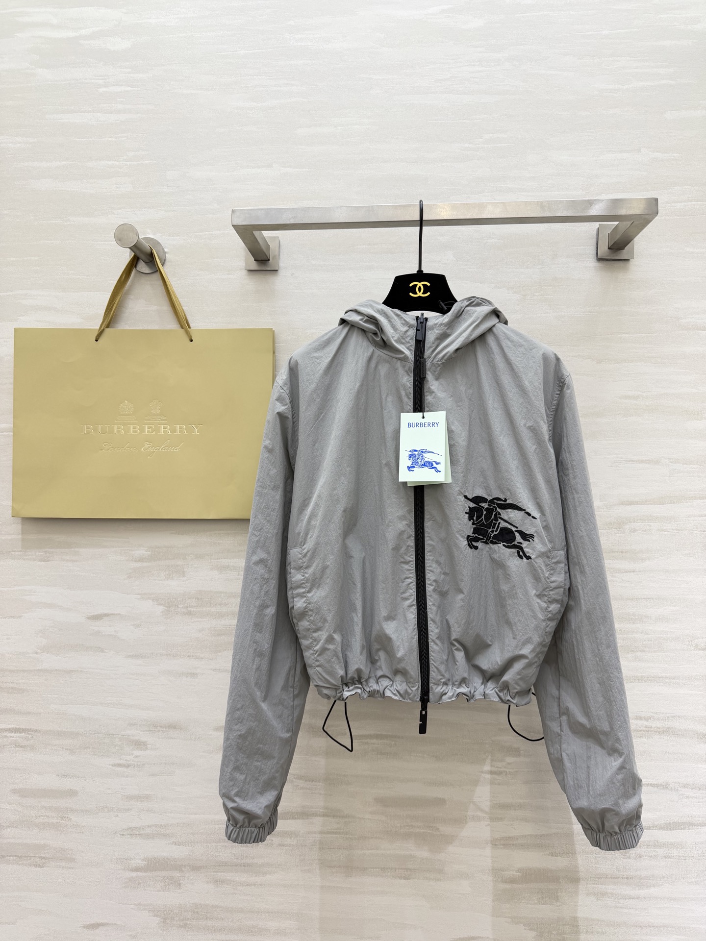 #Burberr²⁶春夏新款 双面可穿连帽外套 一面是带有格纹元素 洋溢春日温暖 一面纯黑简约大气 休闲