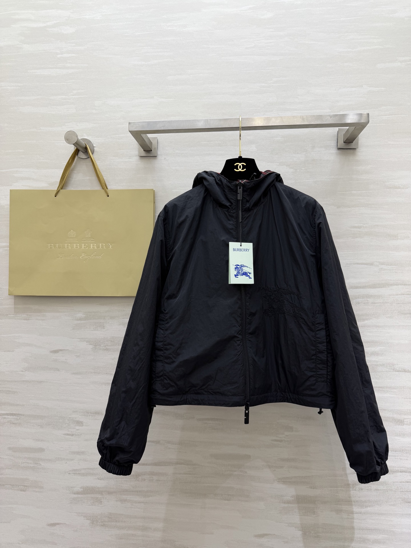 #Burberr²⁶春夏新款 双面可穿连帽外套 一面是带有格纹元素 洋溢春日温暖 一面纯黑简约大气 休闲