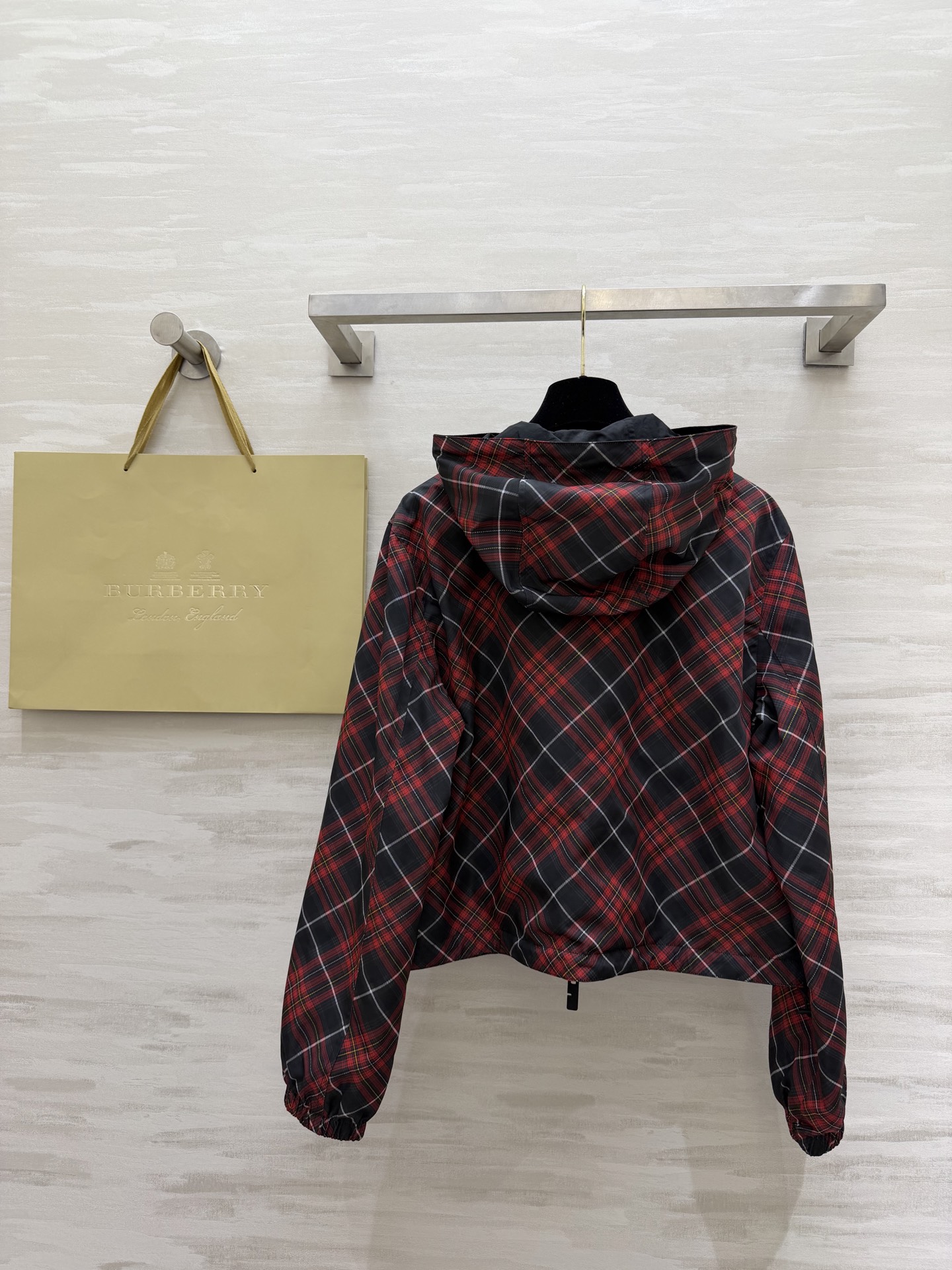 #Burberr²⁶春夏新款 双面可穿连帽外套 一面是带有格纹元素 洋溢春日温暖 一面纯黑简约大气 休闲