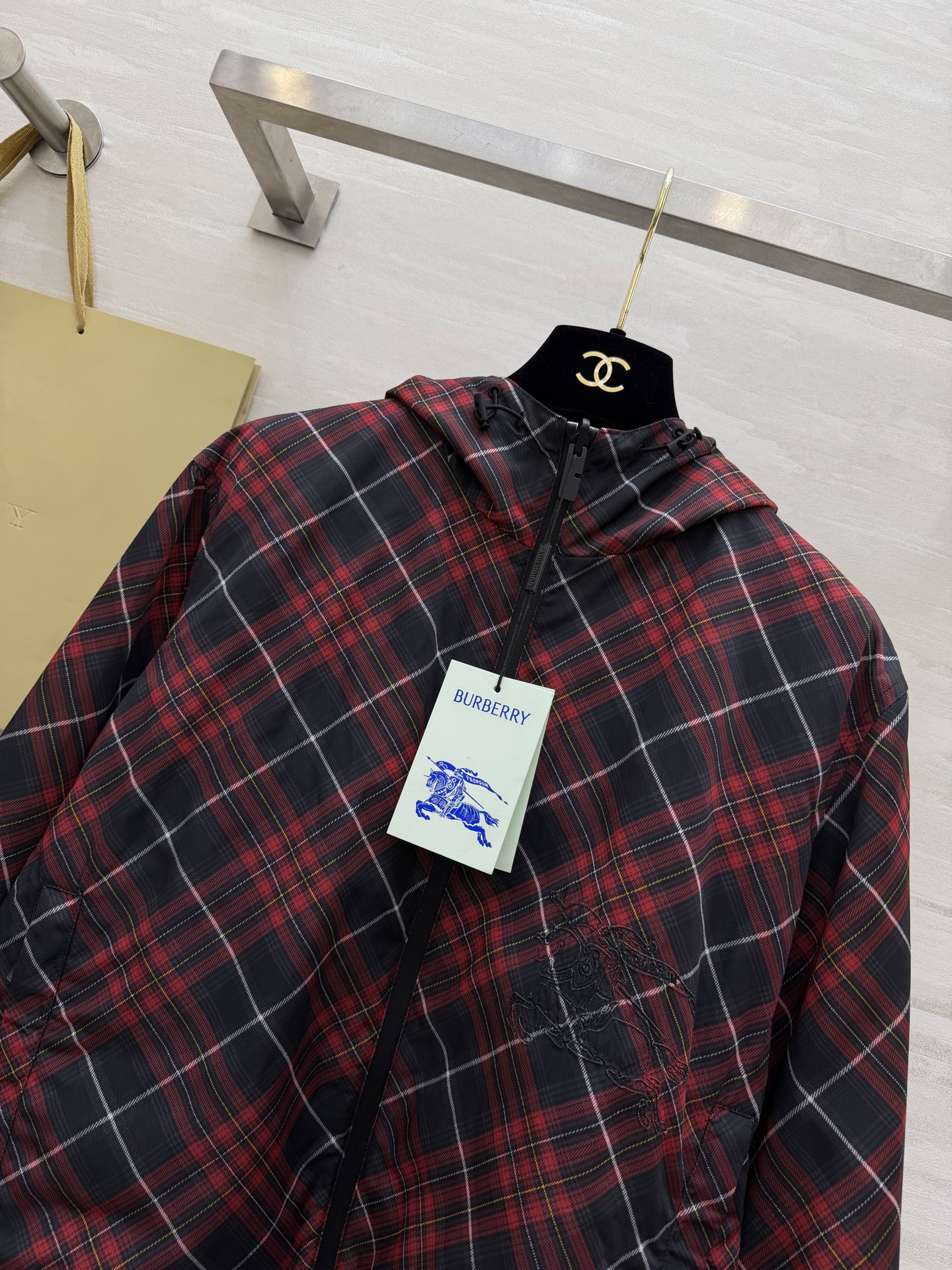 #Burberr²⁶春夏新款 双面可穿连帽外套 一面是带有格纹元素 洋溢春日温暖 一面纯黑简约大气 休闲