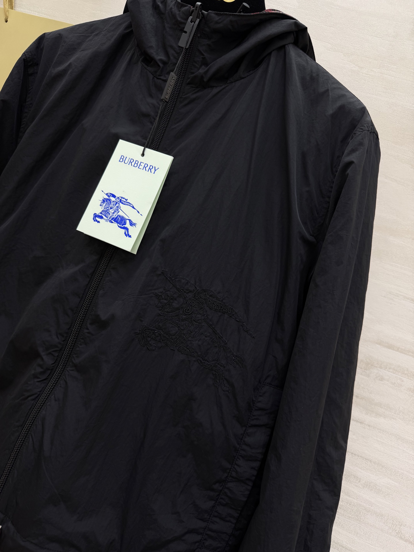 #Burberr²⁶春夏新款 双面可穿连帽外套 一面是带有格纹元素 洋溢春日温暖 一面纯黑简约大气 休闲