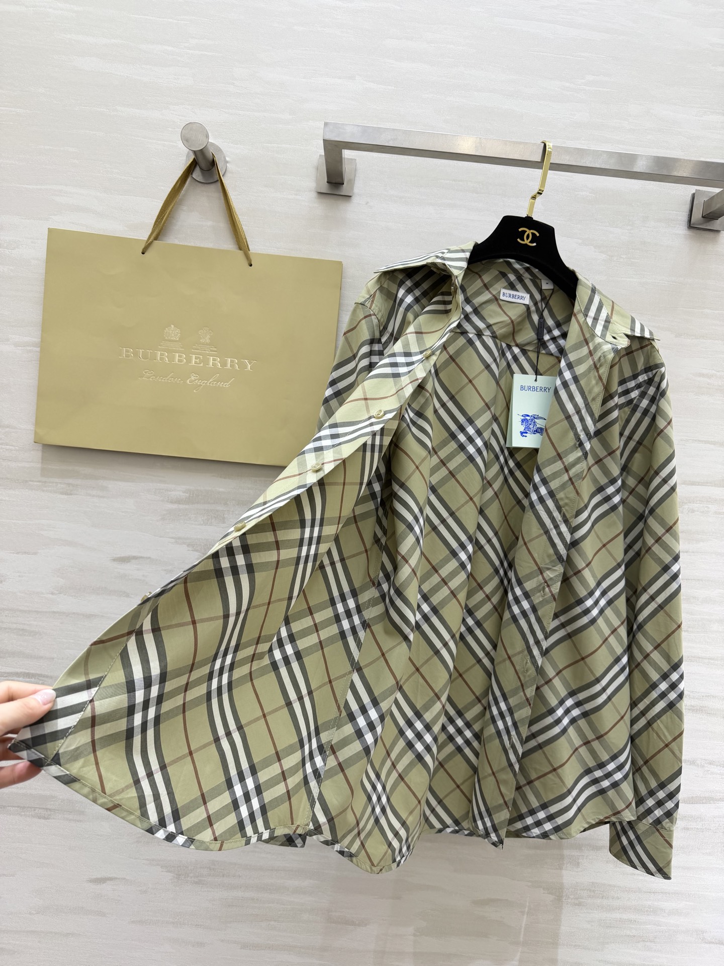 #Burberr♡²⁶春夏新款 男女同款 格纹衬衣 英伦格调 一眼沦陷 经典格纹自带复古滤镜 松弛感直接