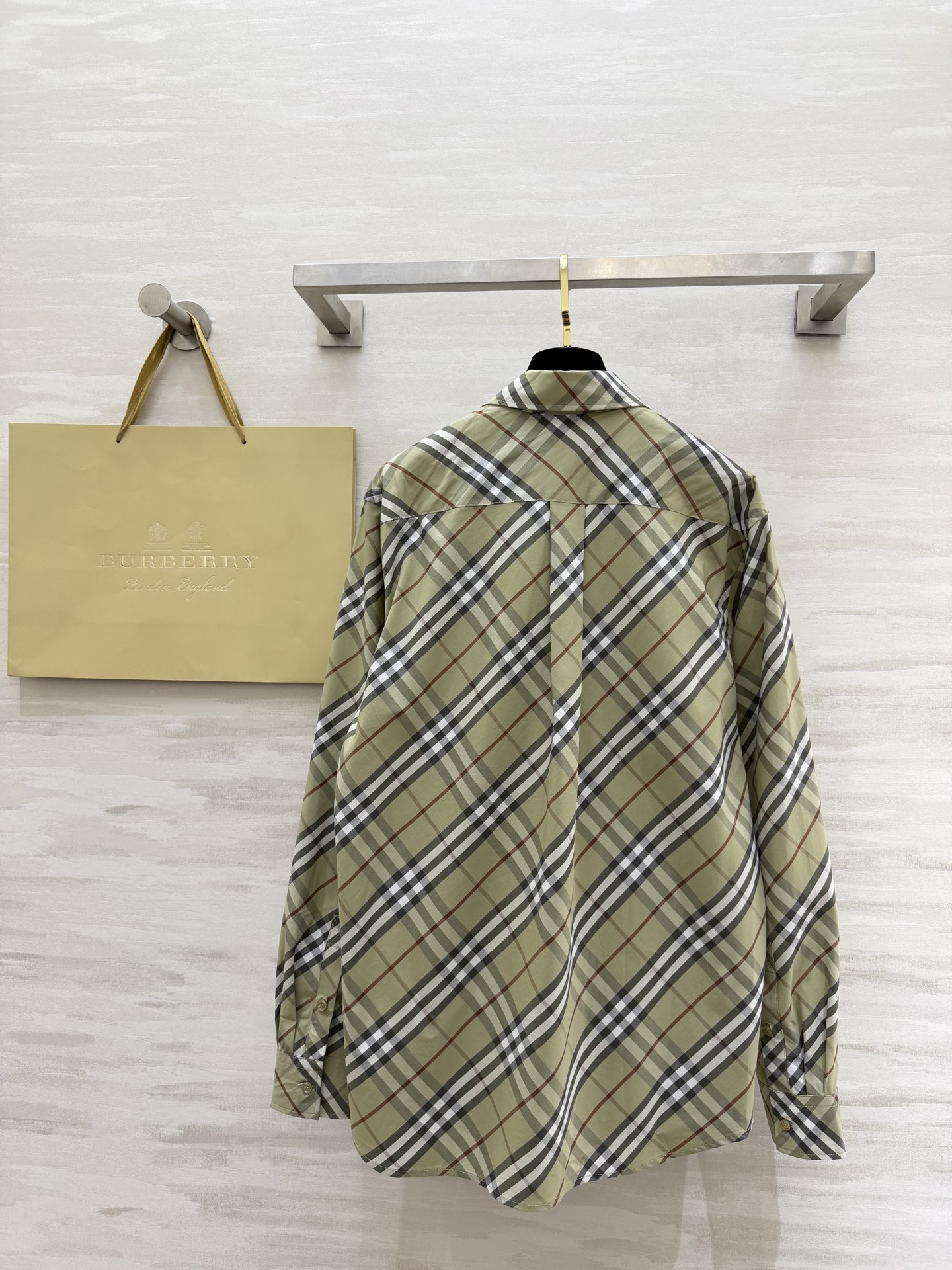 #Burberr♡²⁶春夏新款 男女同款 格纹衬衣 英伦格调 一眼沦陷 经典格纹自带复古滤镜 松弛感直接