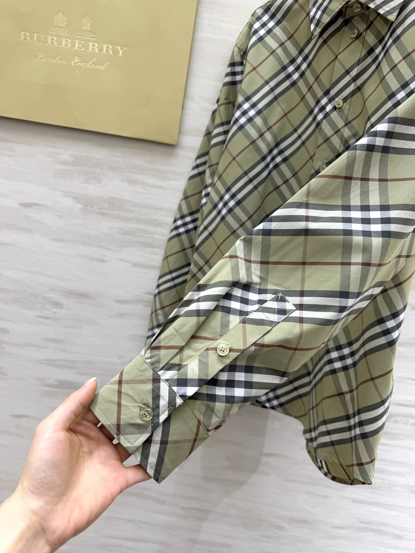 #Burberr♡²⁶春夏新款 男女同款 格纹衬衣 英伦格调 一眼沦陷 经典格纹自带复古滤镜 松弛感直接