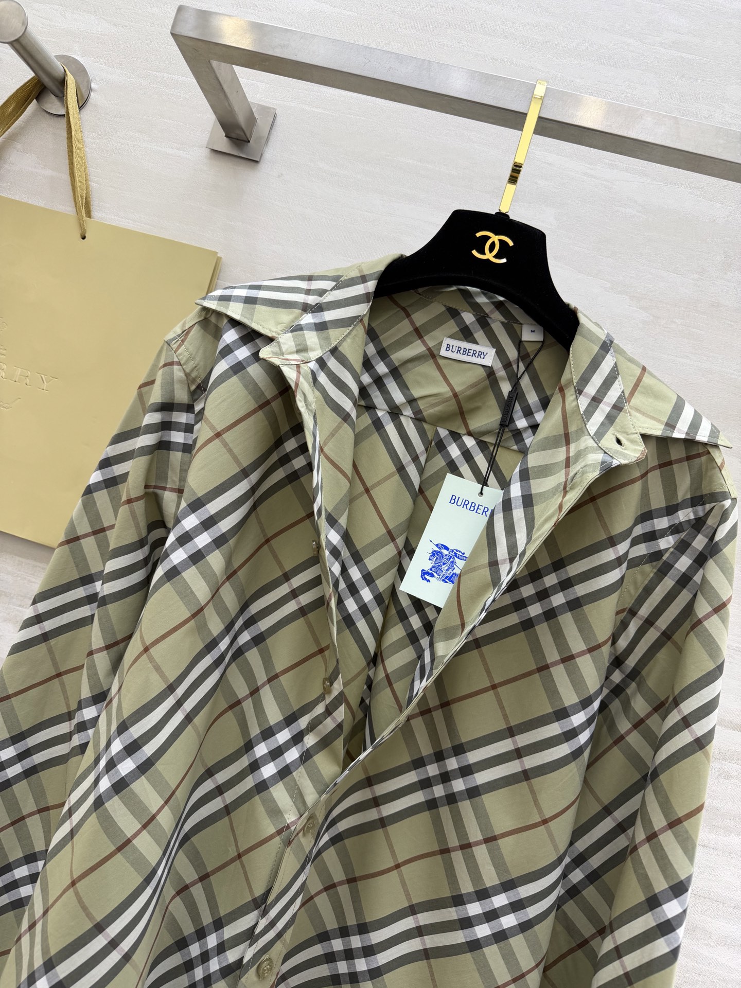 #Burberr♡²⁶春夏新款 男女同款 格纹衬衣 英伦格调 一眼沦陷 经典格纹自带复古滤镜 松弛感直接