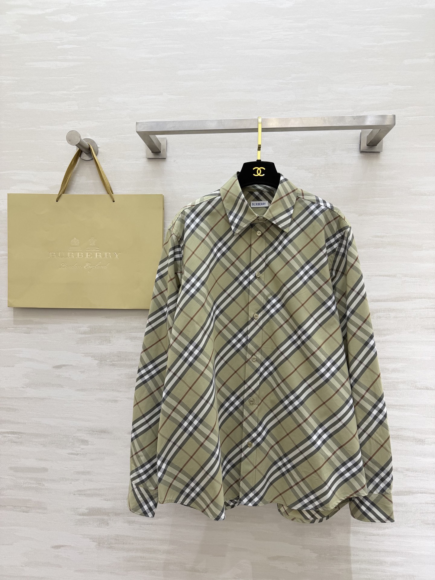 NO:736577,#Burberr spring and summer new style, same style for men and women, plaid shirt, British style, fall in love at a glance, the classic plaid comes with retro filter, the sense of relaxation is straight away!  Lazy and casual yet sophisticated!  This is the first shirt of spring!  High-quality customization, available in stock first size S/M/L/XL/XXL (M size shoulder width 46, chest 116, length 72),, burberry, shirts,19860909#Burberr春夏新款 男女同款 格纹衬衣 英伦格调 一眼沦陷 经典格纹自带复古滤镜 松弛感直接拉满！慵懒随性又不失精致感！开春第一件衬衫就是它！高品质定制 现货首发sizeS/M/L/XL/XXL（M码肩宽46,胸围116,衣长72）,,burberry,shirts,,Women's clothing