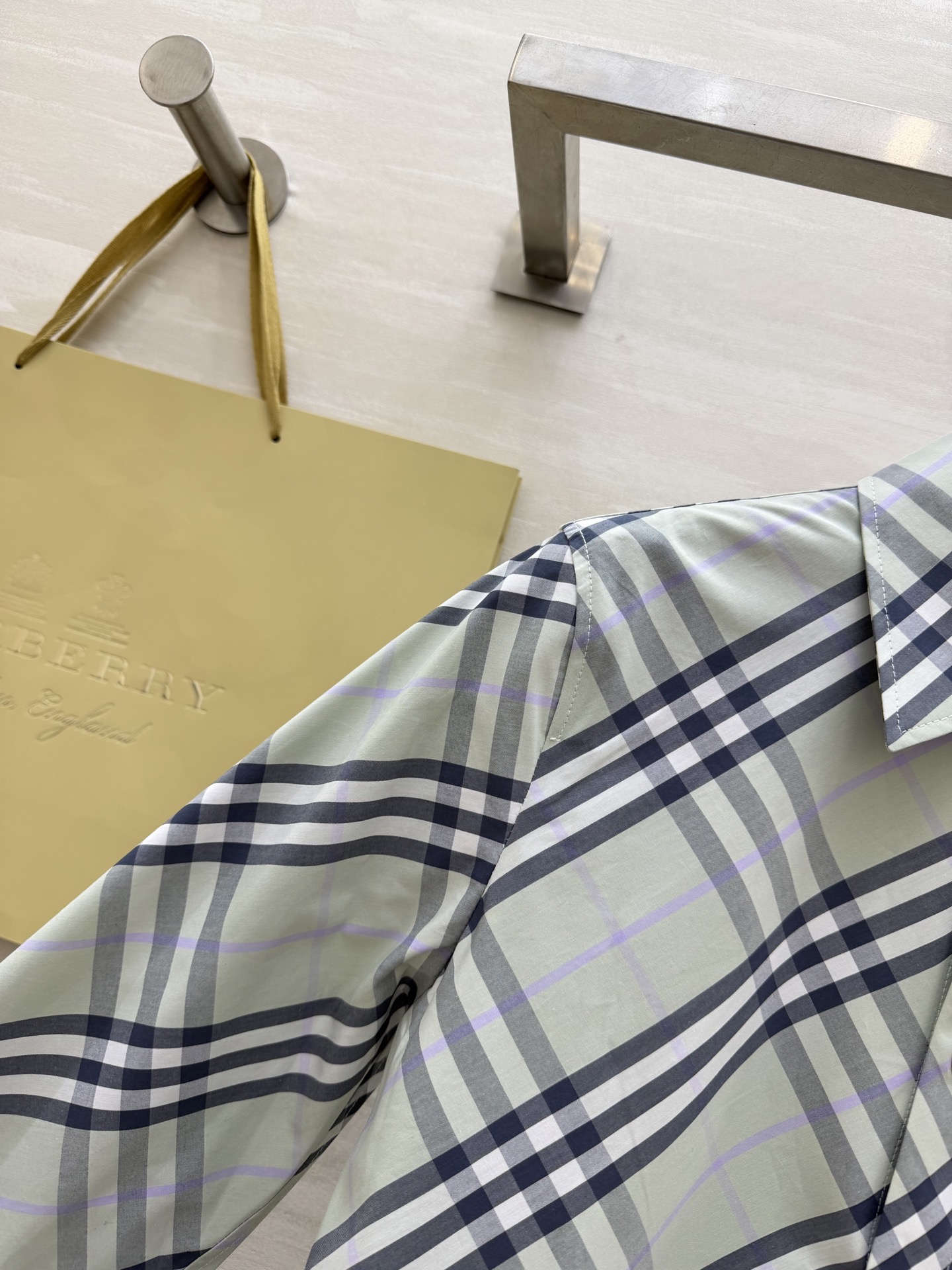 𝐁𝐮𝐫𝐛𝐞𝐫𝐫𝐲格纹衬衫｜人间种草机🌿Burberry格纹衬衫，真的是穿搭作弊器✔️不同配色+格纹 适配