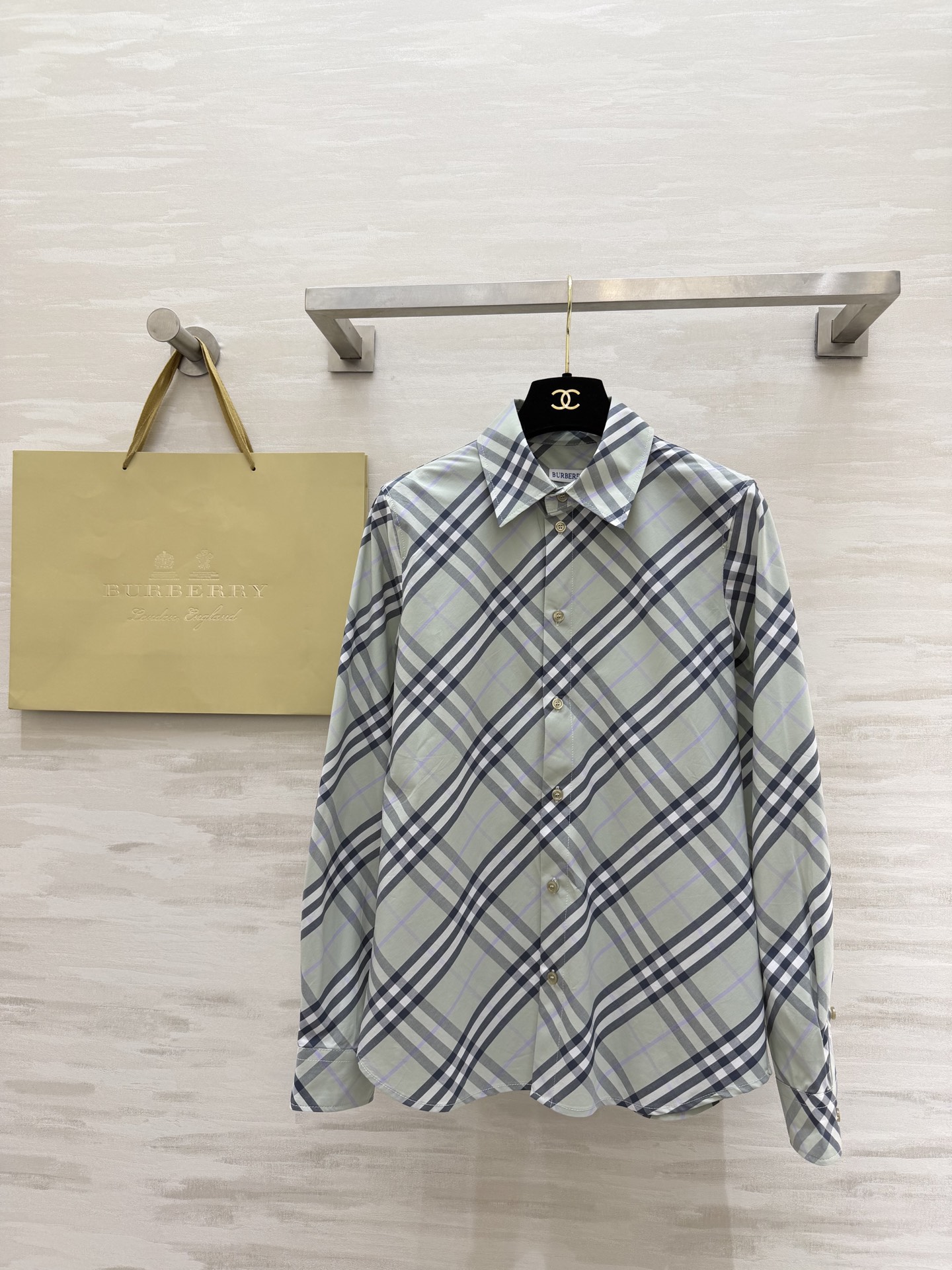 NO:736585,Plaid shirt | Burberry plaid shirt, it’s really a cheating tool for dressing. Different colors + plaid, full of adaptability. Wear neatly alone or layered for the finishing touch. Paired with a skirt, it gives a French relaxed feel. Paired with shorts, you can instantly become an American retro hottie. One shirt can revitalize the entire wardrobe. High-quality customization  Available in stock now: size 4/6/8/10/12 (size 6, shoulder width 37, bust 88, length 67, burberry, skirts, shorts, shirts,19860909格纹衬衫｜人间种草机 Burberry格纹衬衫,真的是穿搭作弊器 不同配色+格纹 适配度拉满 单穿利落、叠穿点睛 配半裙是法式松弛感 搭短裤又能秒变美式复古辣妹 一件衬衫盘活整个衣橱 高品质定制 现货首发size4/6/8/10/12（6码肩宽37,胸围88,衣长67,,burberry,skirts,shorts,shirts,,Women's clothing