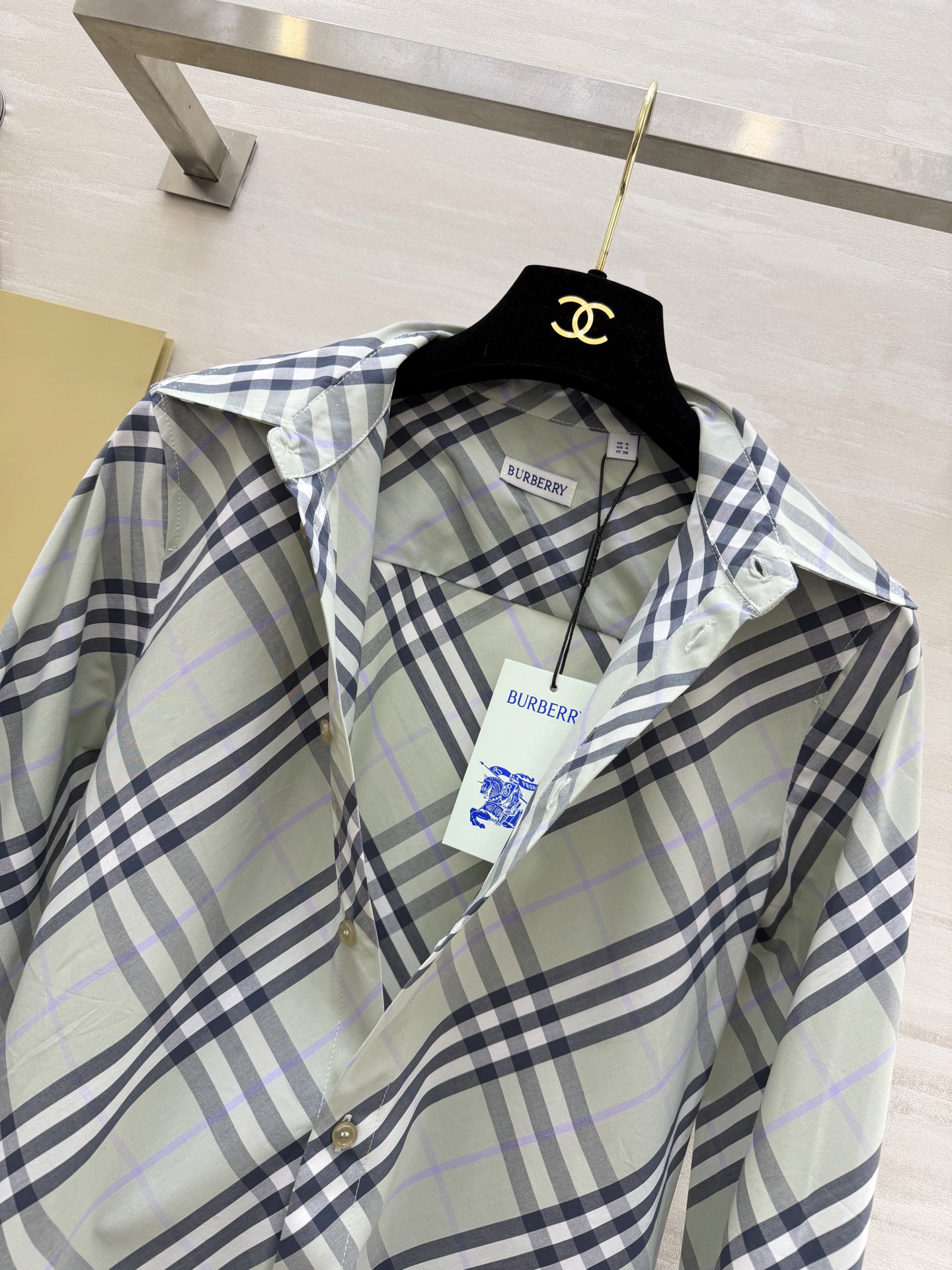 𝐁𝐮𝐫𝐛𝐞𝐫𝐫𝐲格纹衬衫｜人间种草机🌿Burberry格纹衬衫，真的是穿搭作弊器✔️不同配色+格纹 适配