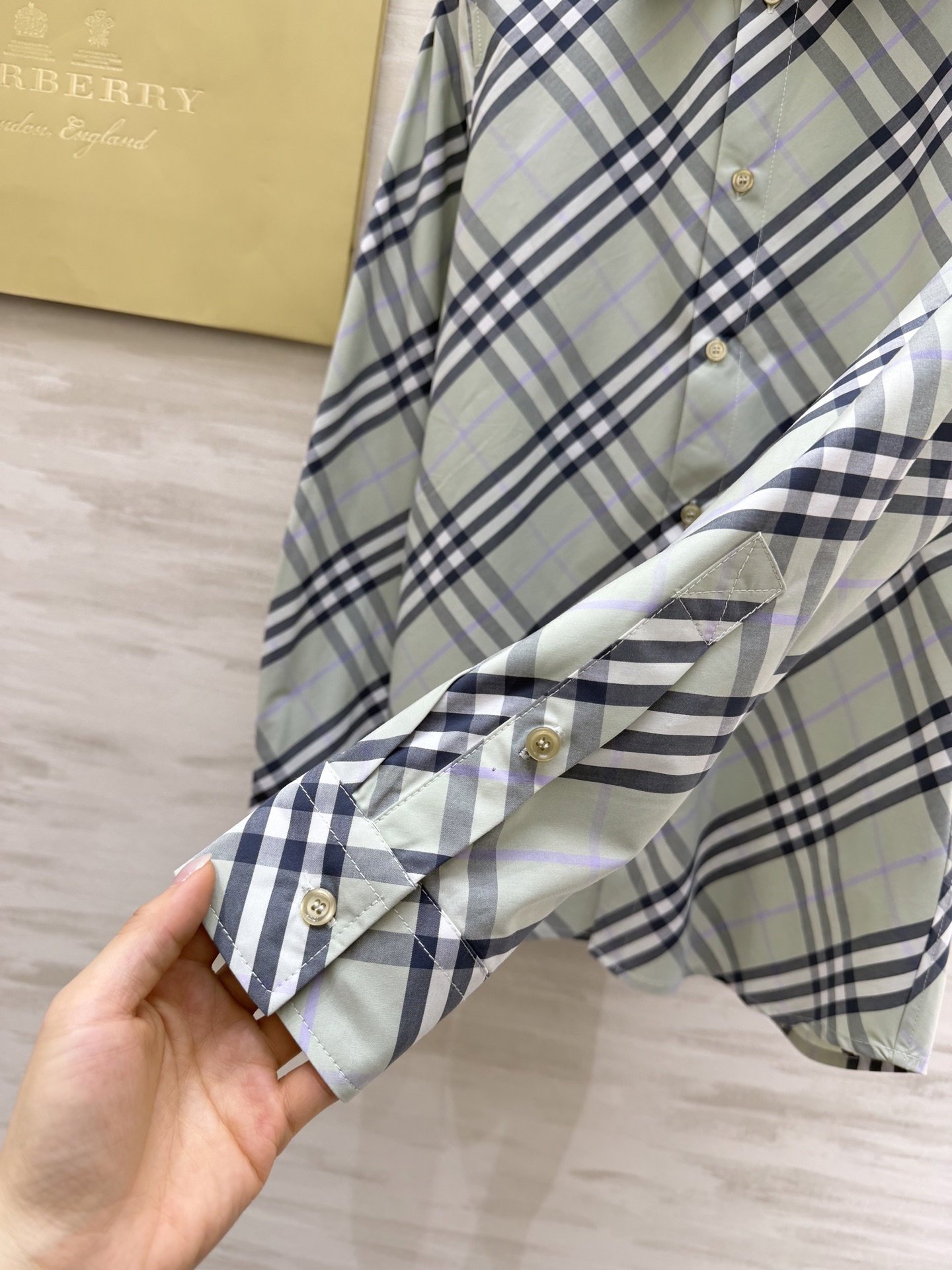 𝐁𝐮𝐫𝐛𝐞𝐫𝐫𝐲格纹衬衫｜人间种草机🌿Burberry格纹衬衫，真的是穿搭作弊器✔️不同配色+格纹 适配
