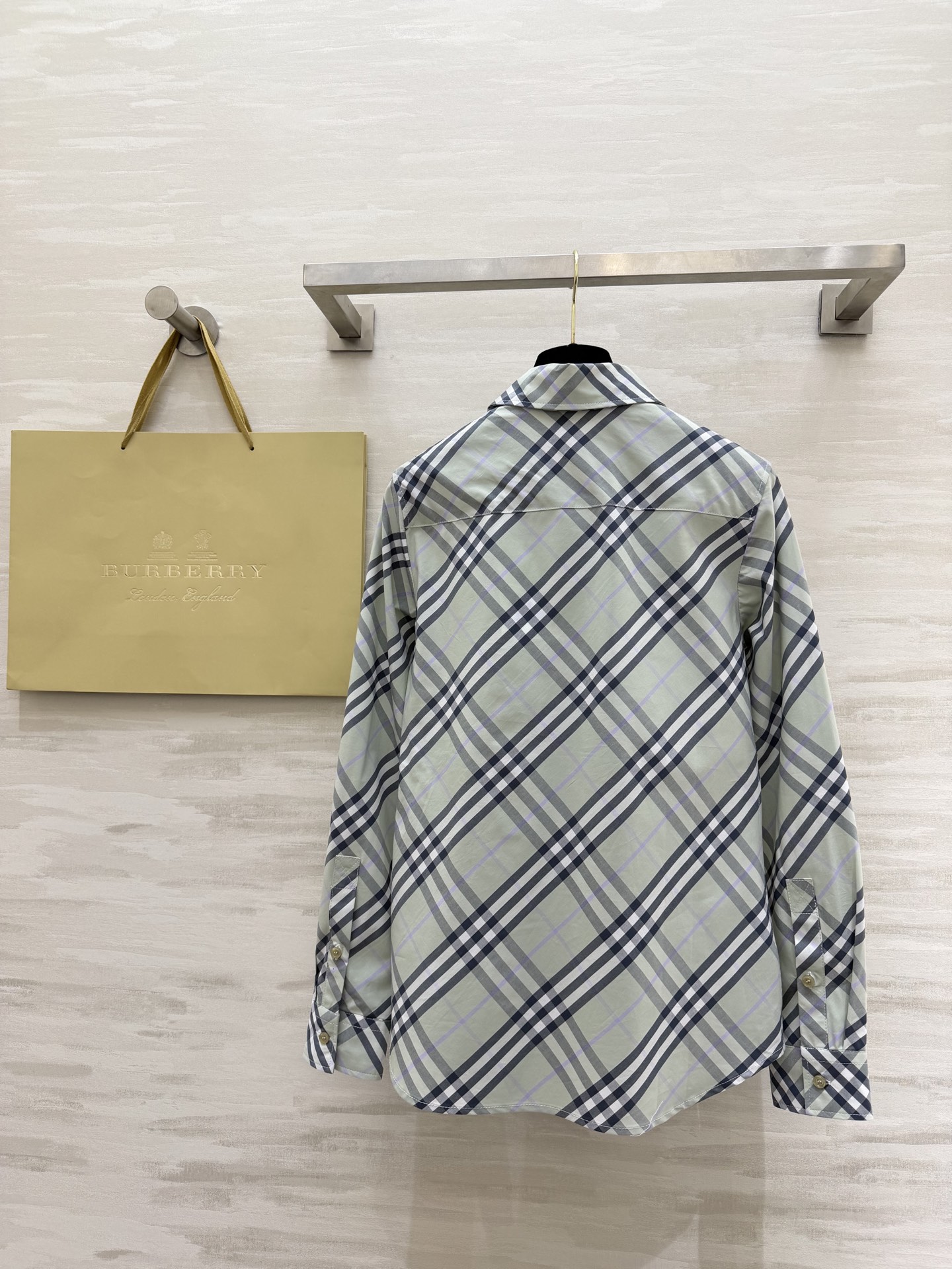 𝐁𝐮𝐫𝐛𝐞𝐫𝐫𝐲格纹衬衫｜人间种草机🌿Burberry格纹衬衫，真的是穿搭作弊器✔️不同配色+格纹 适配