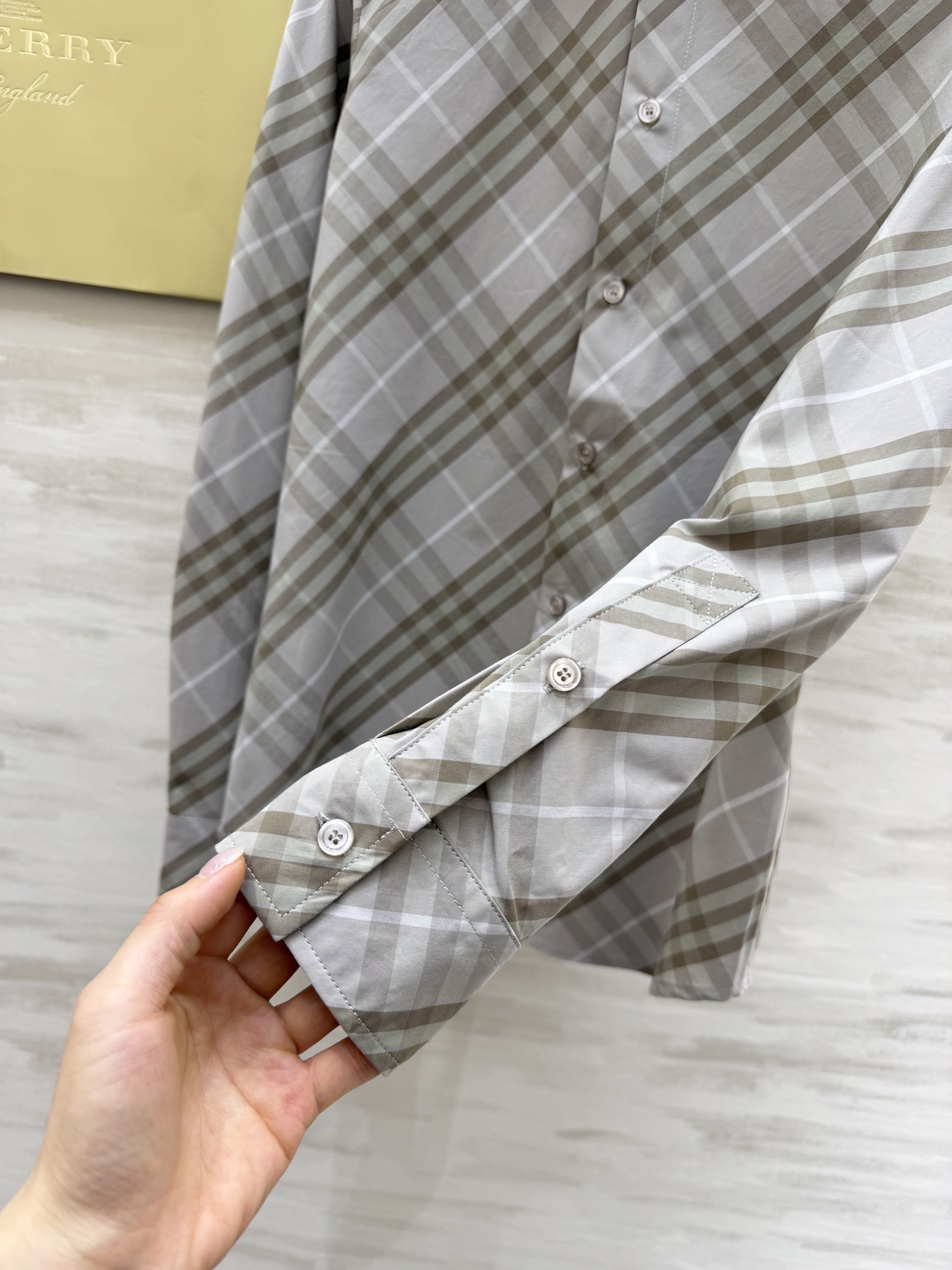 𝐁𝐮𝐫𝐛𝐞𝐫𝐫𝐲格纹衬衫｜人间种草机🌿Burberry格纹衬衫，真的是穿搭作弊器✔️不同配色+格纹 适配