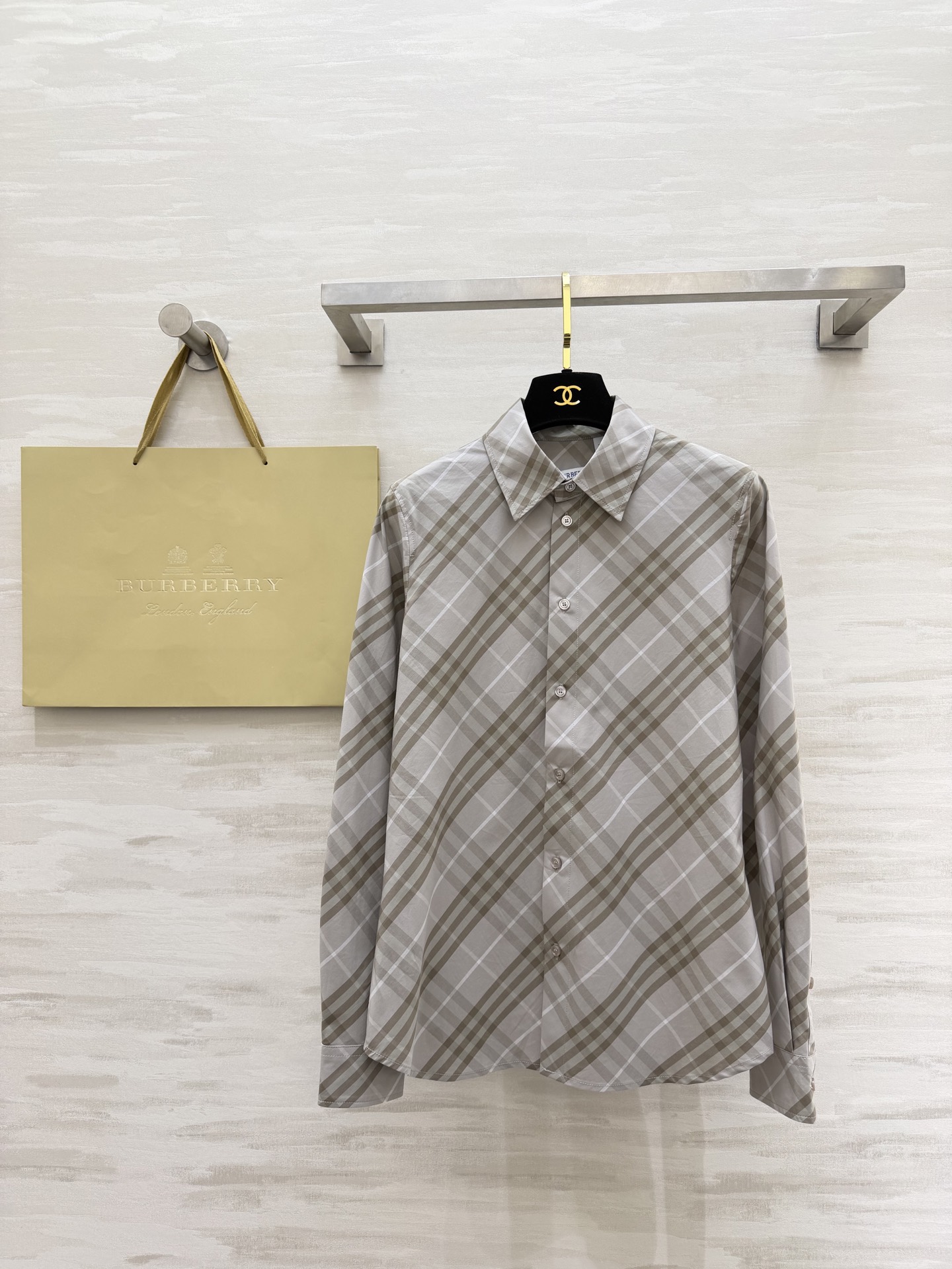 NO:736589,Plaid shirt | Burberry plaid shirt, it’s really a cheating tool for dressing. Different colors + plaid, full of adaptability. Wear neatly alone or layered for the finishing touch. Paired with a skirt, it gives a French relaxed feel. Paired with shorts, you can instantly become an American retro hottie. One shirt can revitalize the entire wardrobe. High-quality customization  Available in stock now: size 4/6/8/10/12 (size 6, shoulder width 37, bust 88, length 67), burberry, skirts, shorts, shirts,19860909格纹衬衫｜人间种草机 Burberry格纹衬衫,真的是穿搭作弊器 不同配色+格纹 适配度拉满 单穿利落、叠穿点睛 配半裙是法式松弛感 搭短裤又能秒变美式复古辣妹 一件衬衫盘活整个衣橱 高品质定制 现货首发size4/6/8/10/12（6码肩宽37,胸围88,衣长67）,,burberry,skirts,shorts,shirts,,Women's clothing